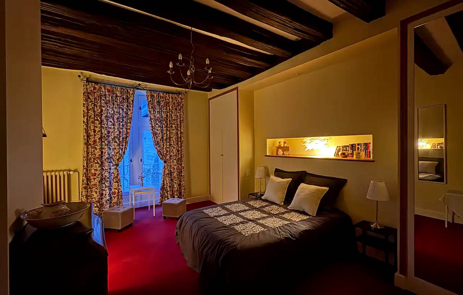 gite-deux-couronnes-chinon-chambre lit double-carousel