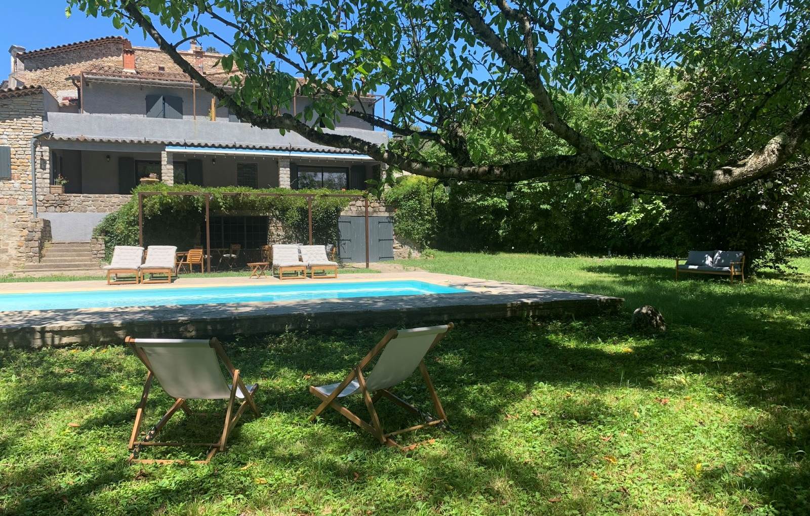 L'AUBERGE DU RANC : sous le noyer-carousel