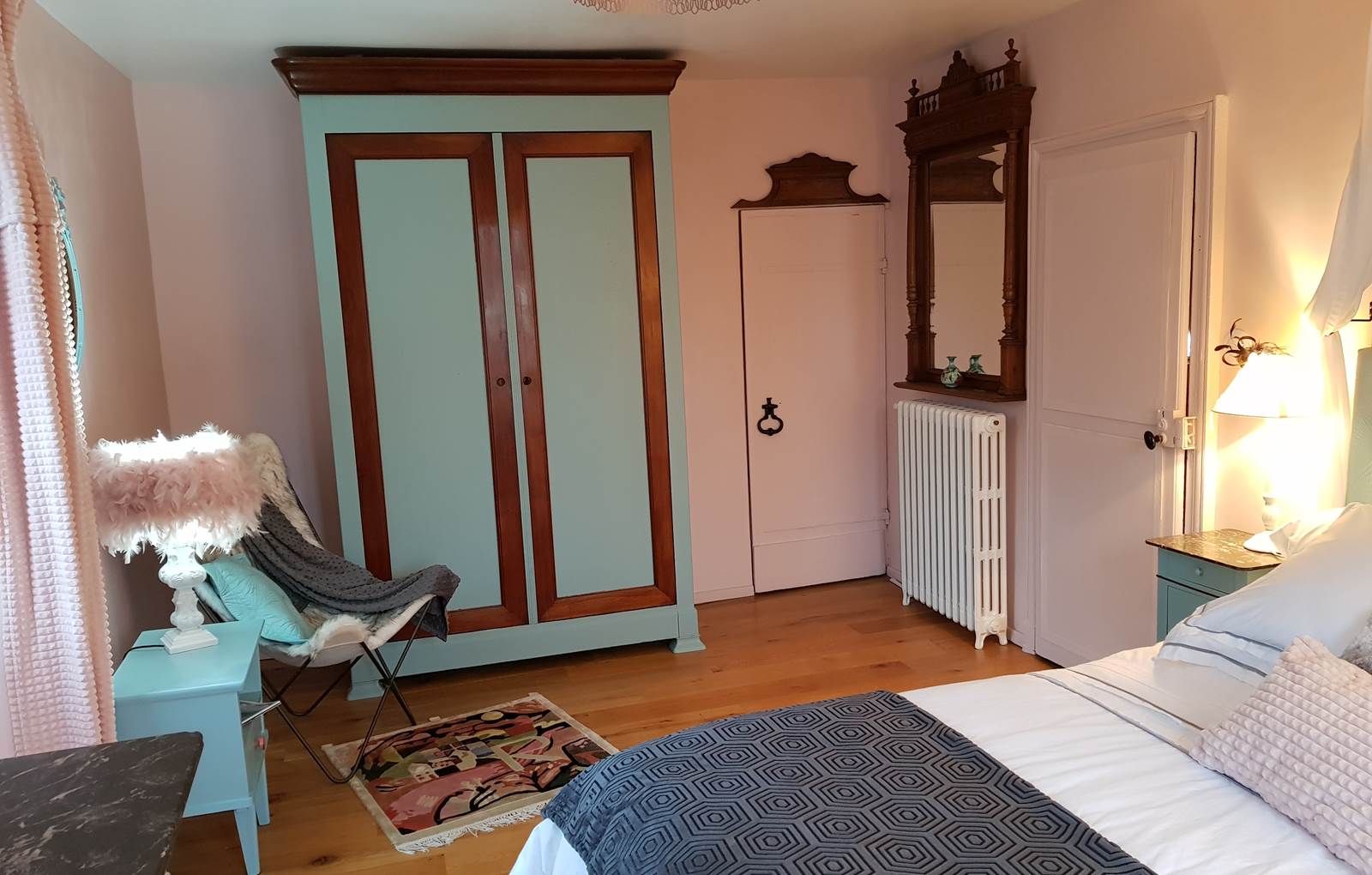 CHAMBRE ETAGE LIT 180-carousel