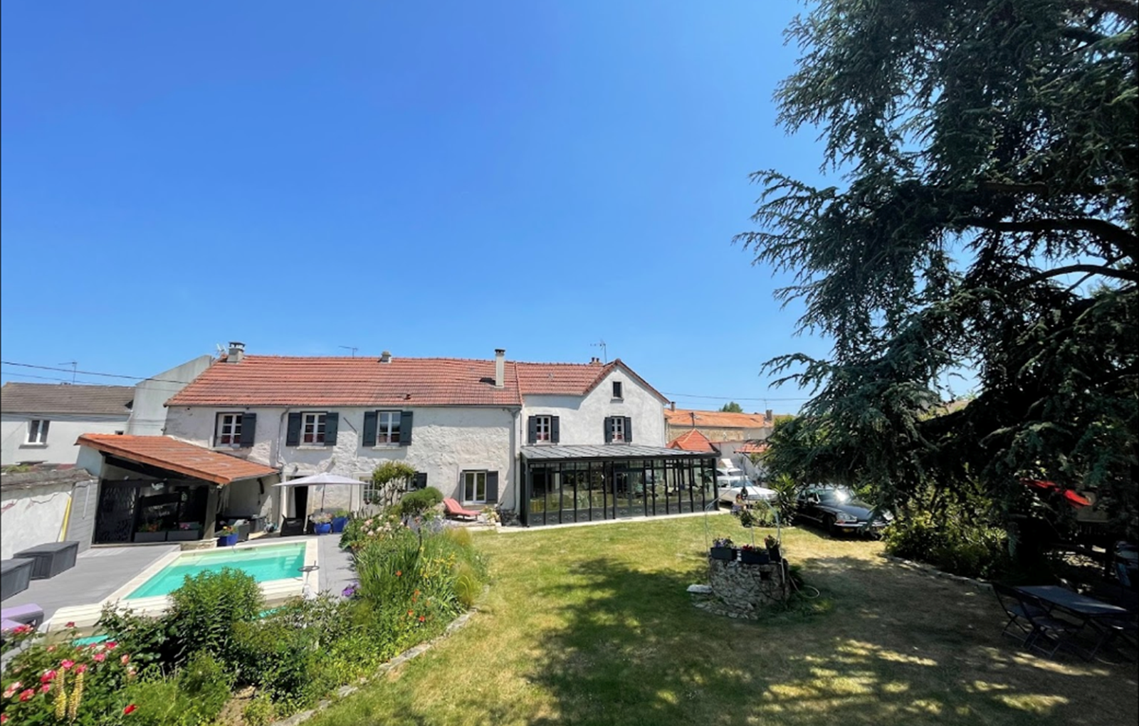 MAISON ET PISCINE VUE DU JARDIN-carousel