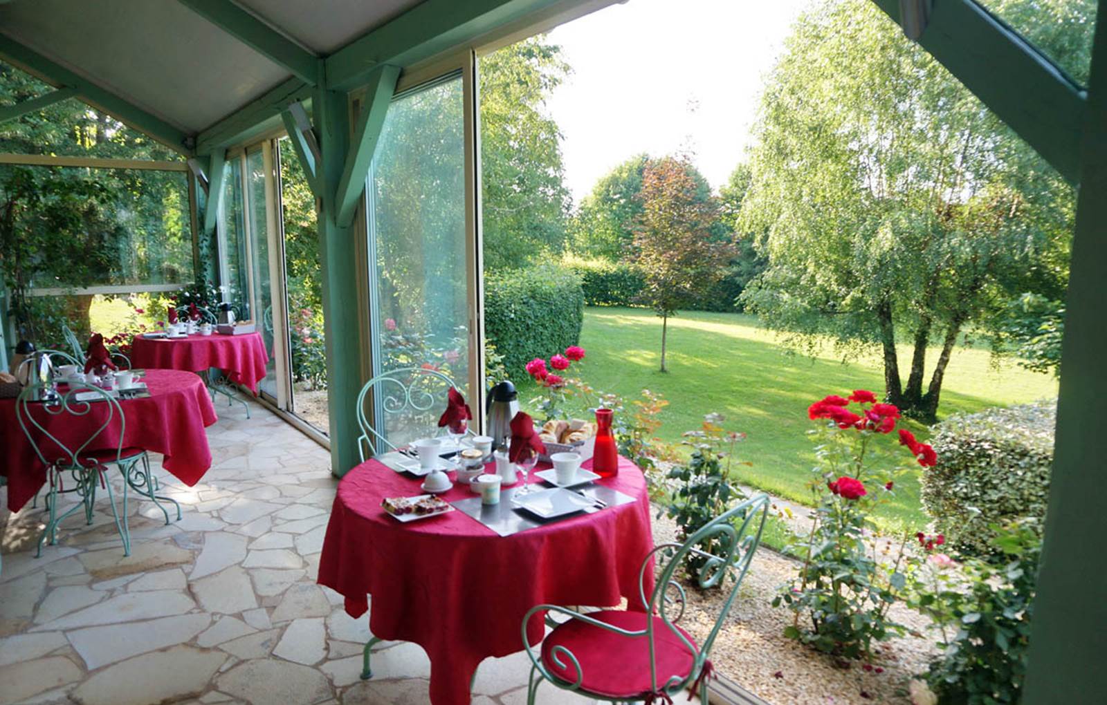 Bed and breakfast chambres d'hôtes Dordogne Perigord Les Feuillantines petit déjeuner véranda-carousel
