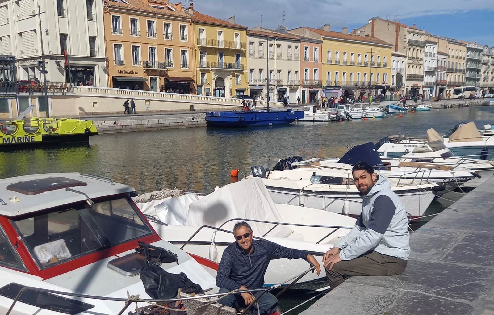 Une partie de l'équipe sur les canaux à Sète-carousel