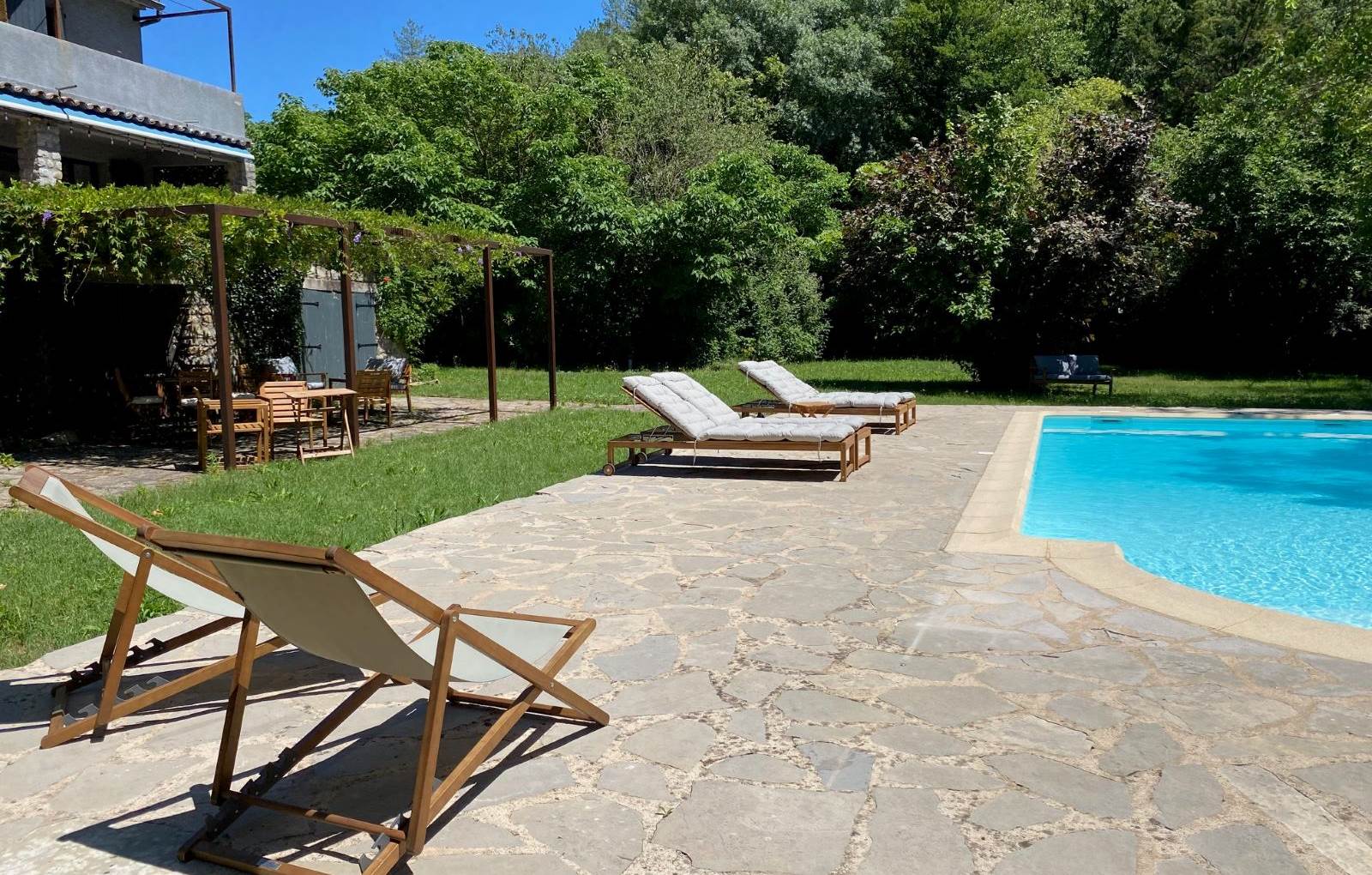 L'AUBERGE DU RANC : au bord de la piscine-carousel