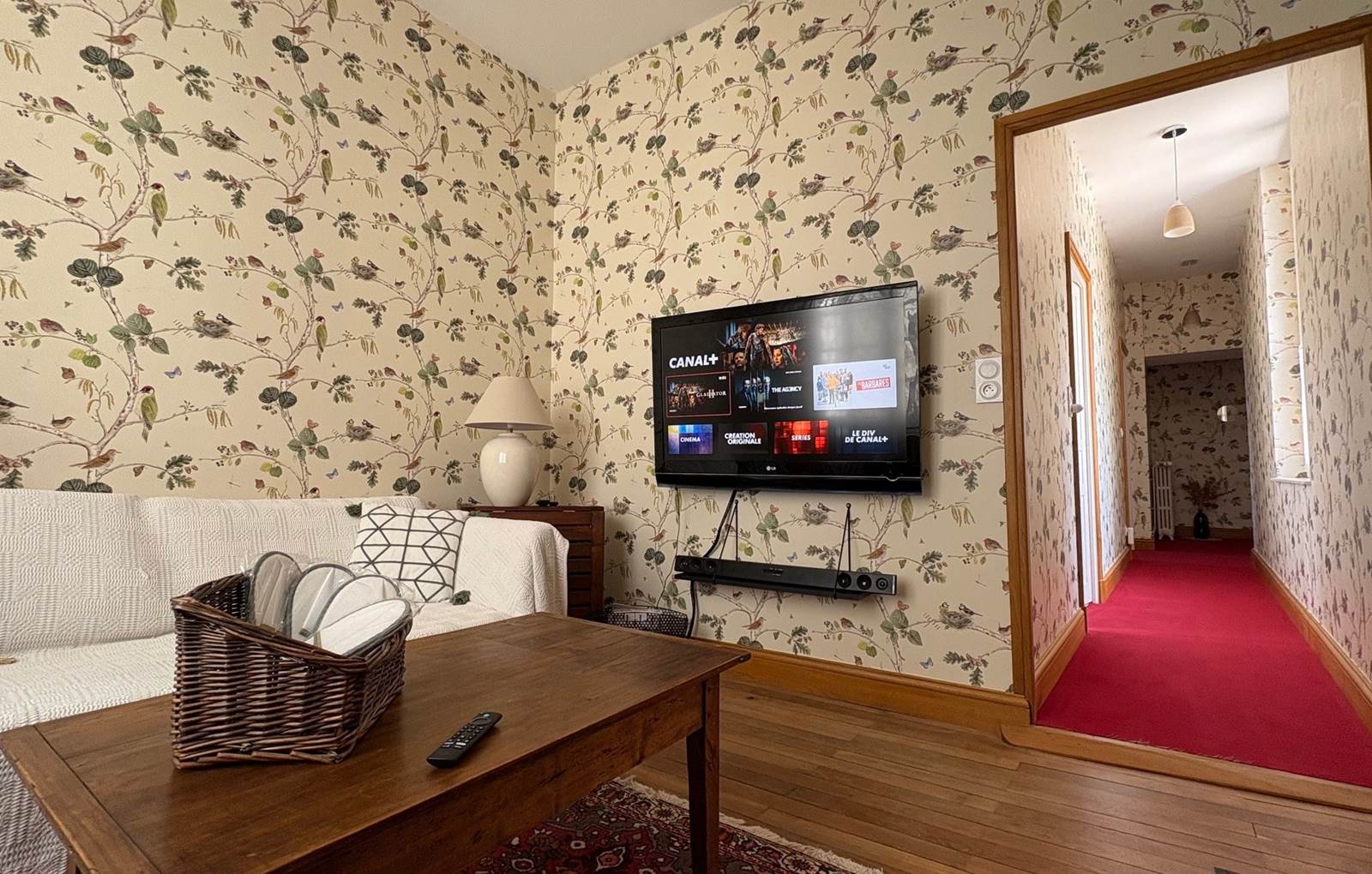 gite-deux-couronnes-chinon-salon TV HD + Netflix C+-carousel