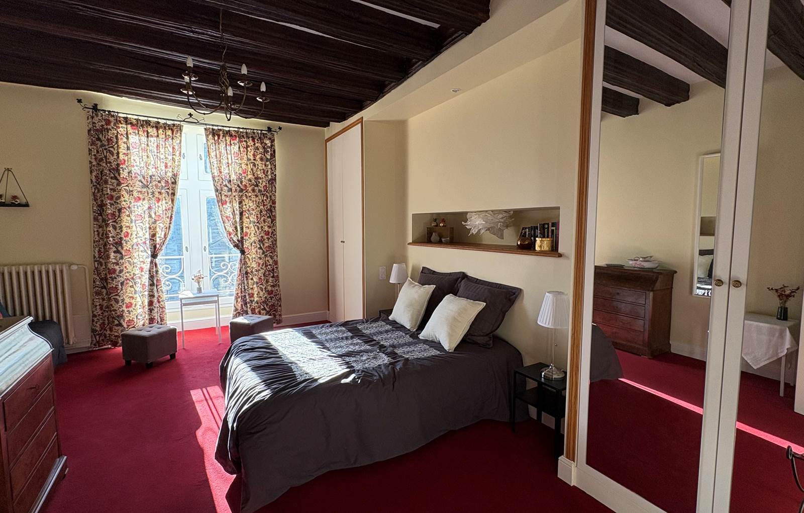 gite-deux-couronnes-chinon-chambre lit double 2-carousel