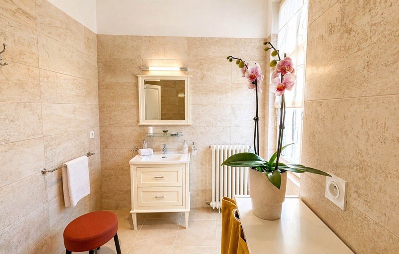 gite-deux-couronnes-chinon-salle de bain 1-carousel