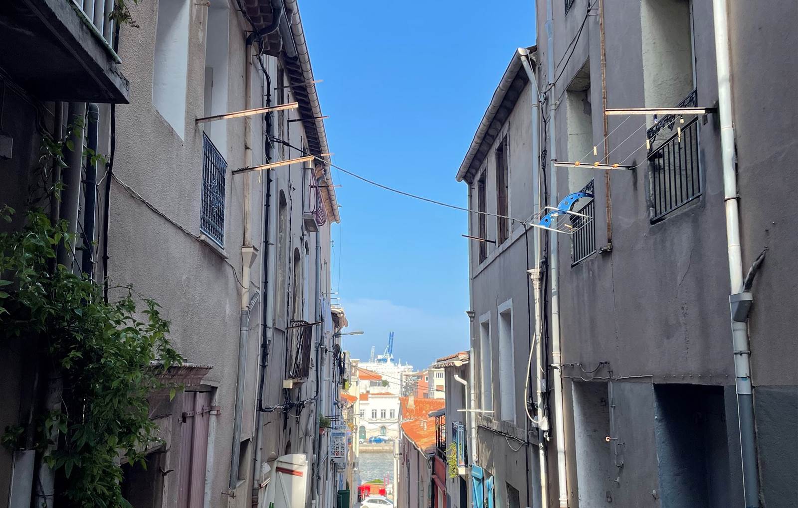 La rue Rapide qui descends du quartier haut à Sète-carousel