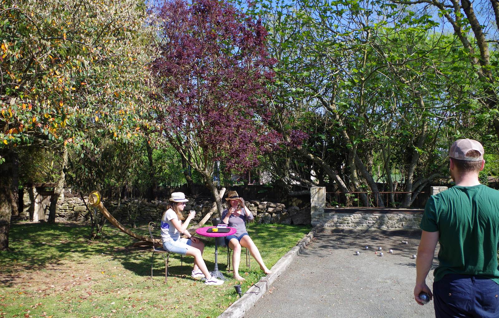 Un verre pres du terrain de pétanque-carousel