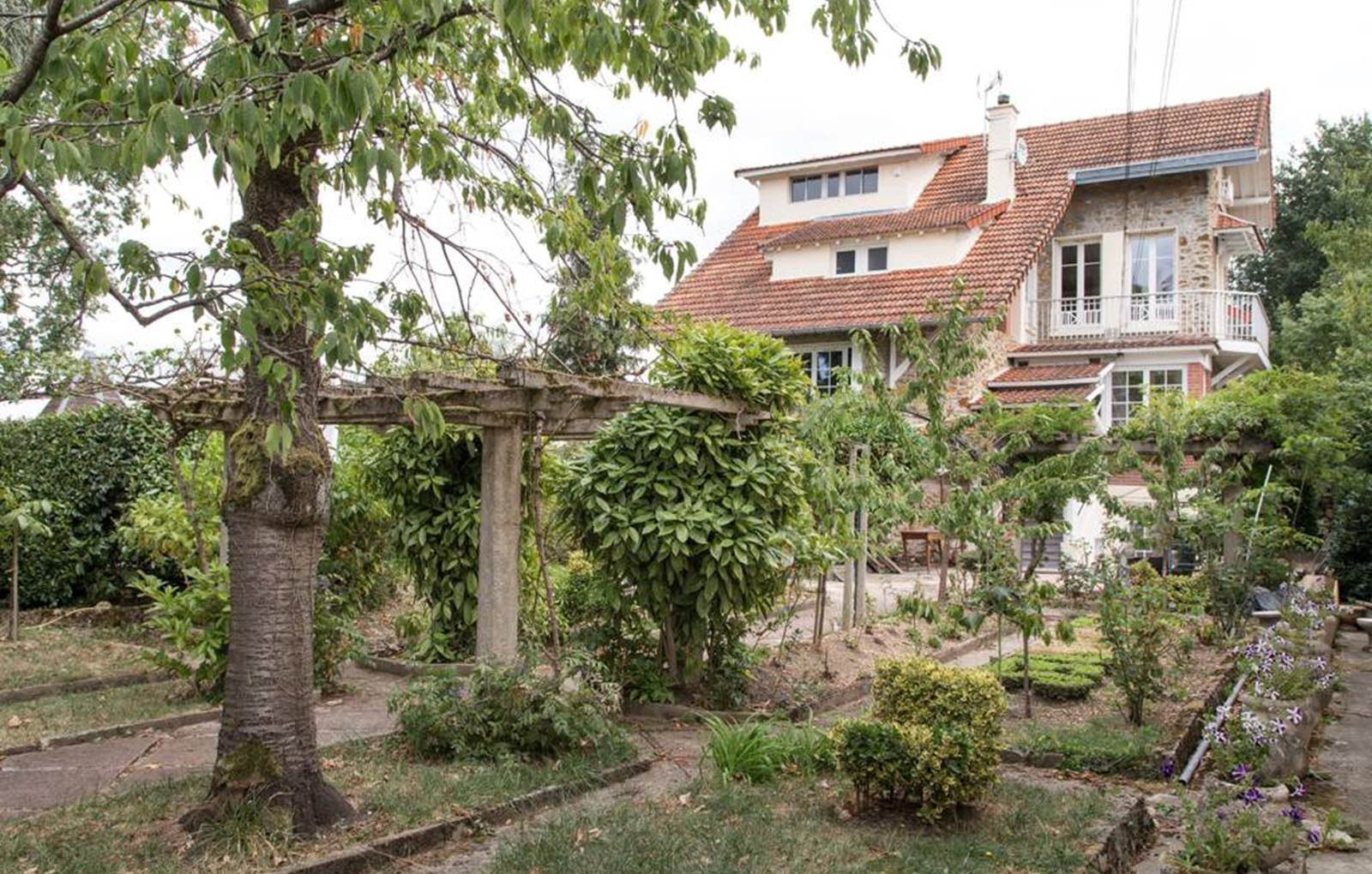 jardin extérieur depuis l'entrée piéton-carousel