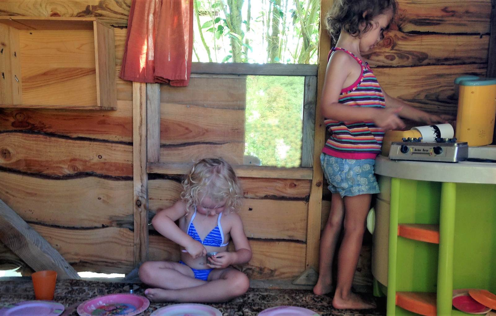 Les enfants dans la cabane-carousel