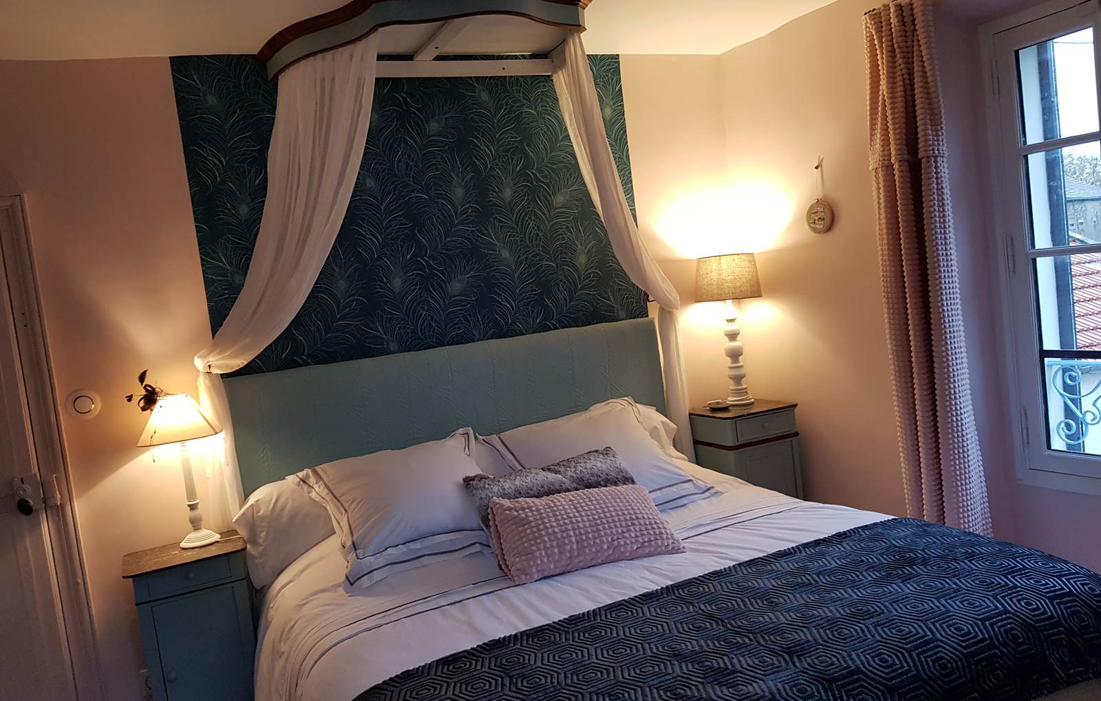 CHAMBRE ETAGE LIT 180-carousel