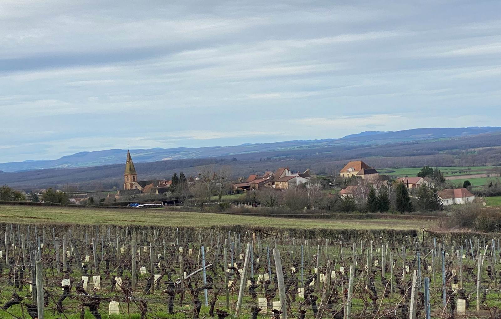 Gite-Etriigny-lacourquinousrelie-Vue village-view over the village-carousel