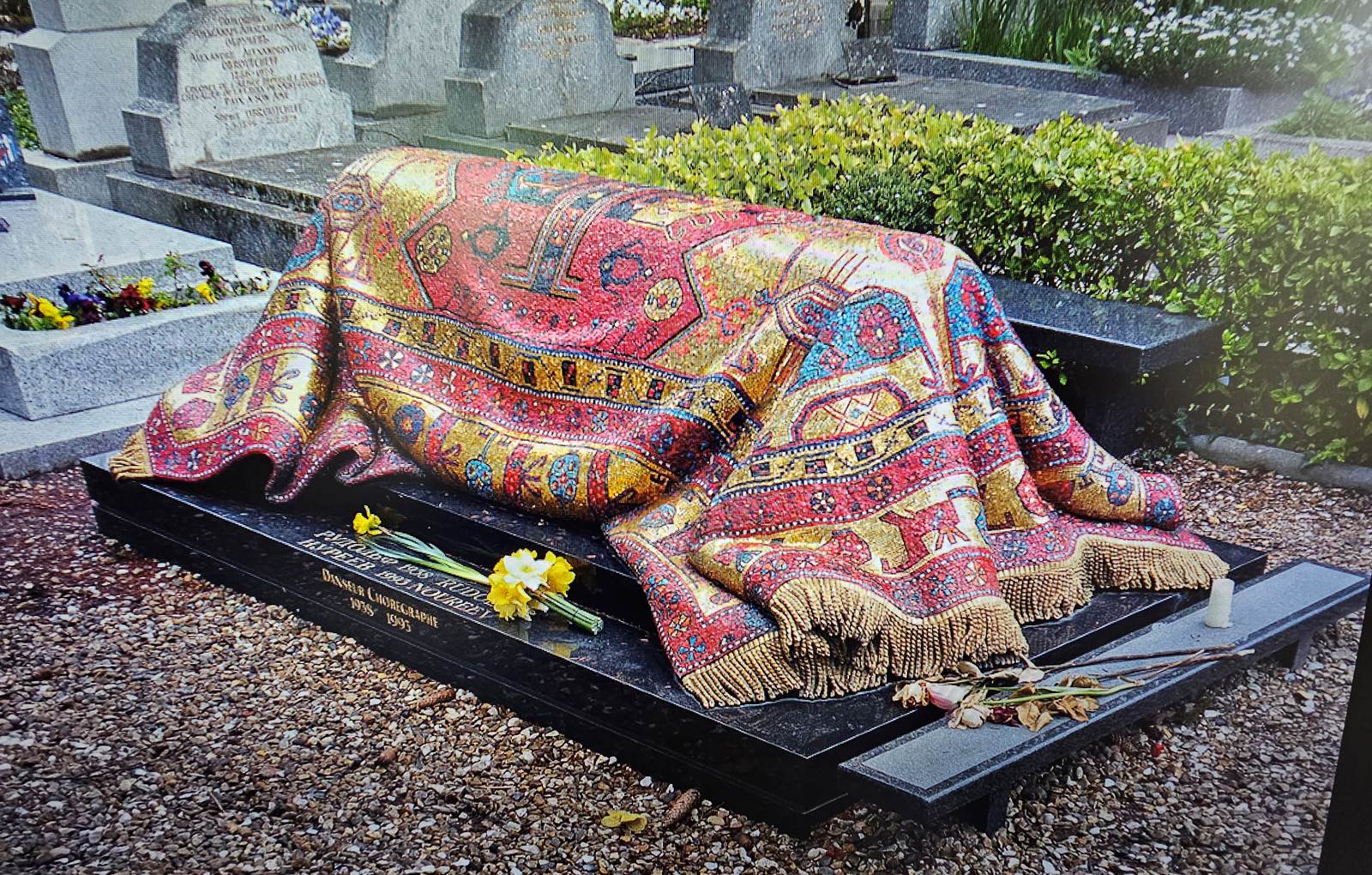 TOMBE DE RUDOLF NOUREEV DANS LE CIMETIERE RUSSE A 100M DE CHEZ NOUS-carousel