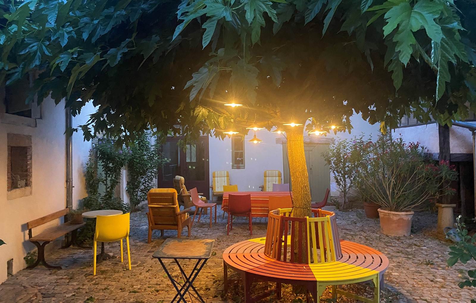 Gite-Etrigny-lacourquinousrelie-cour-lumière du soir_eveninglight courtyard-carousel