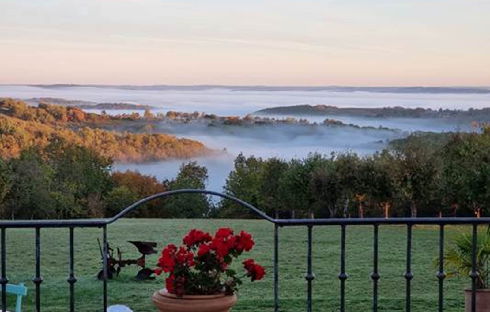 VUE DE LA TERRASSE OU SE PRENNENT LES PETITS DEJEUNERS-carousel