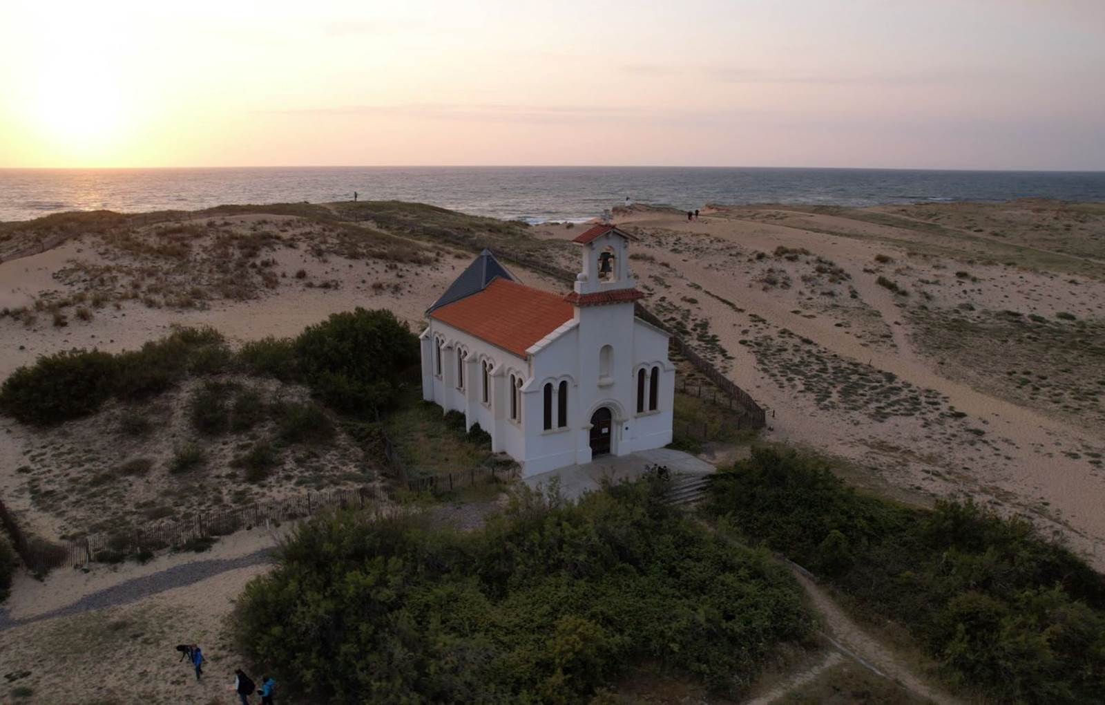 Admirer le coucher du soleil depuis la chapelle sur la dune-carousel