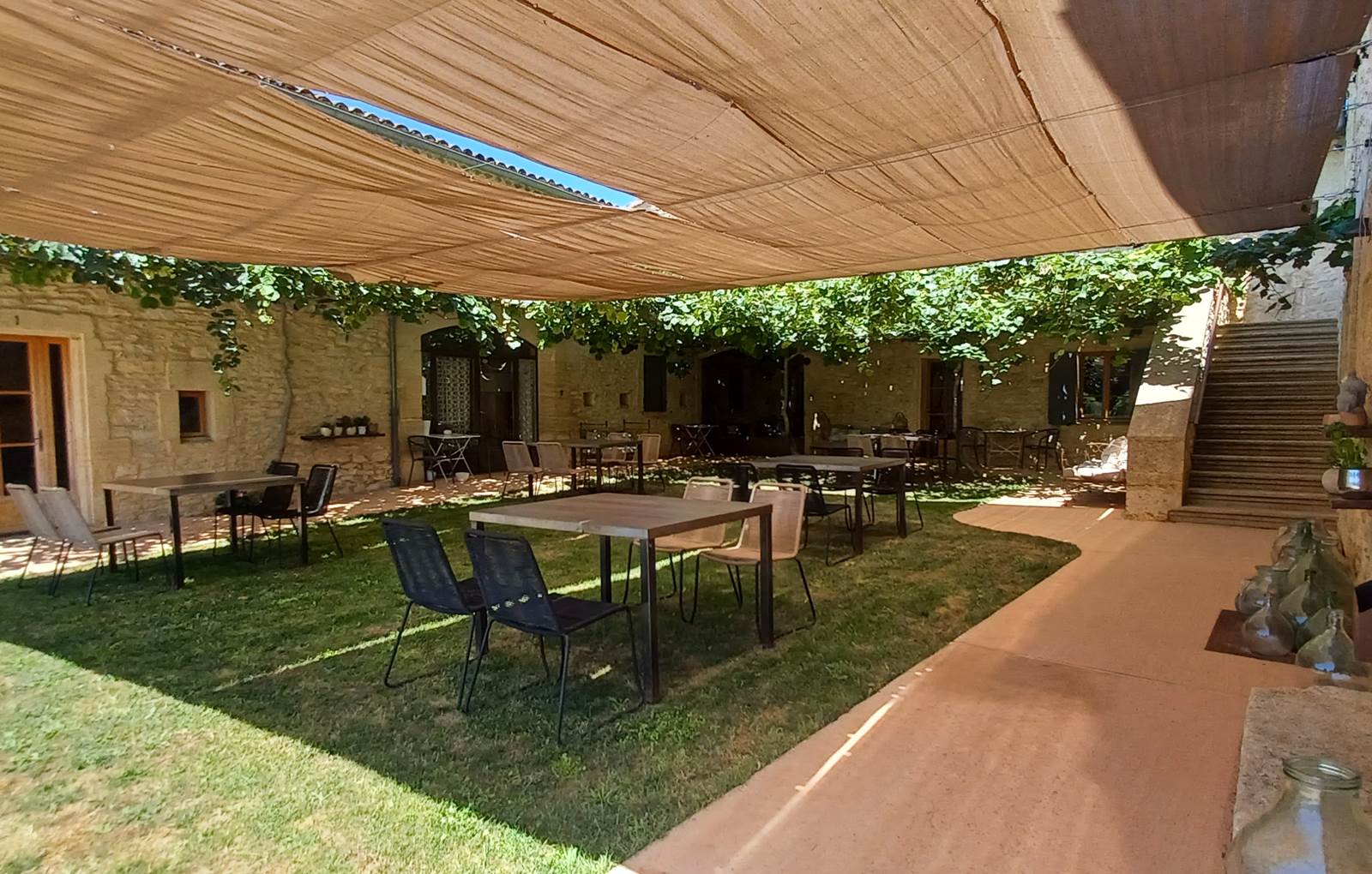 Cour interieur et son ombrage d'été-carousel