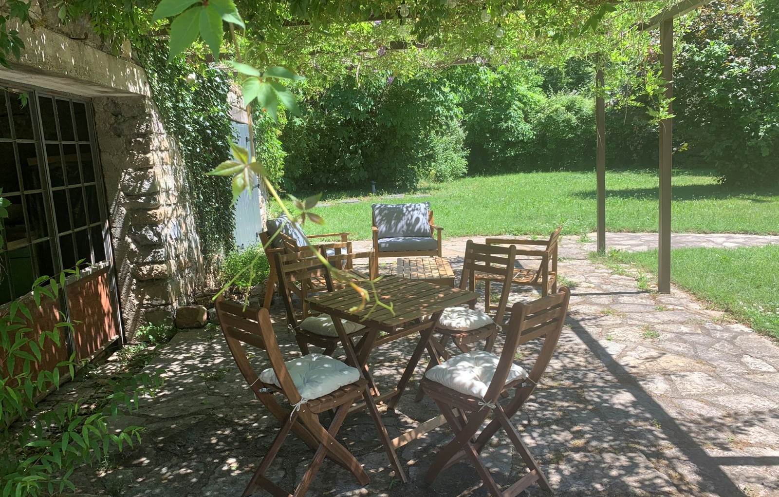 L'AUBERGE DU RANC : le salon de jardin-carousel