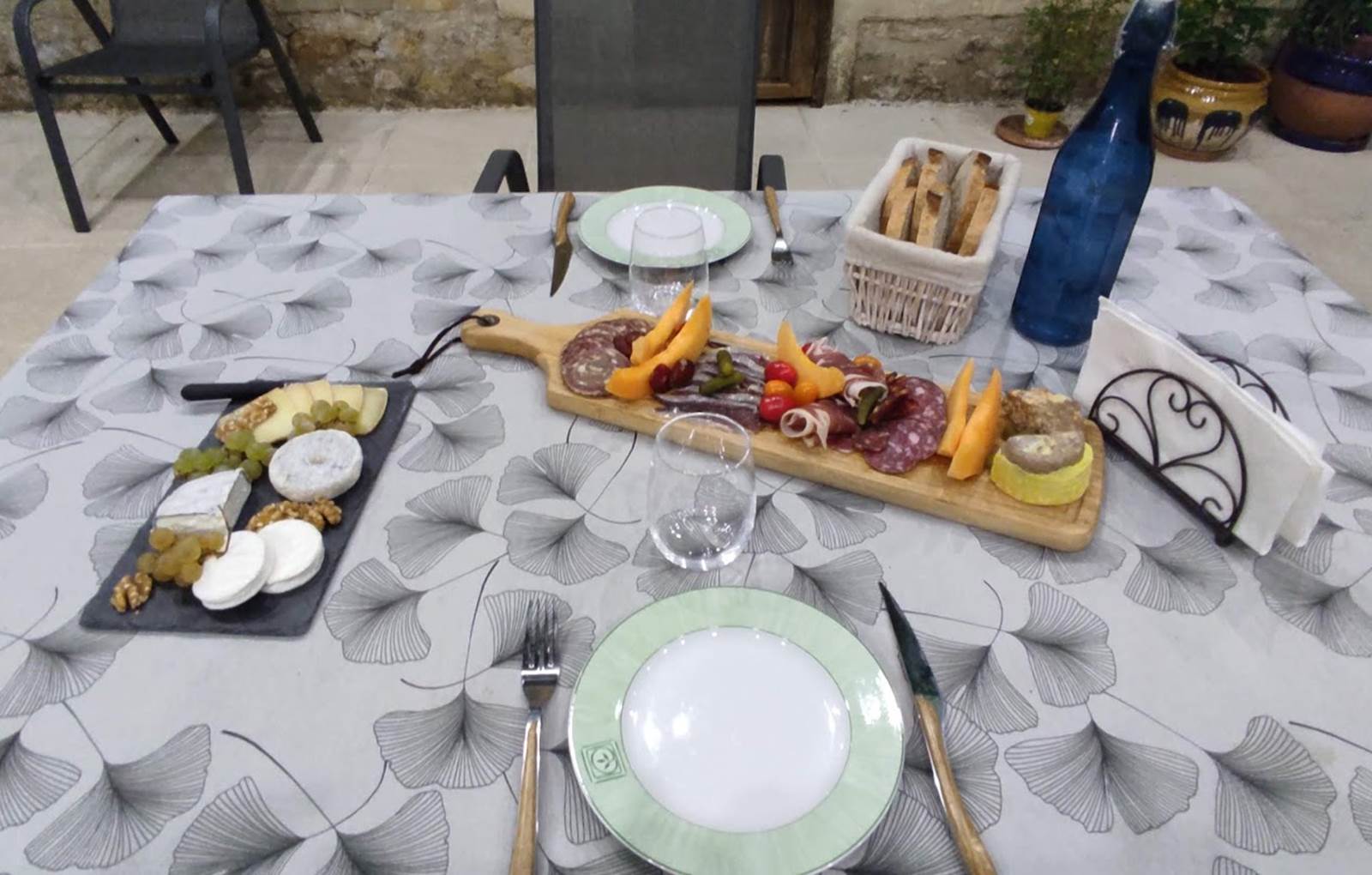 Domaine les Garrigues Plateaux de charcuteries et fromages-carousel