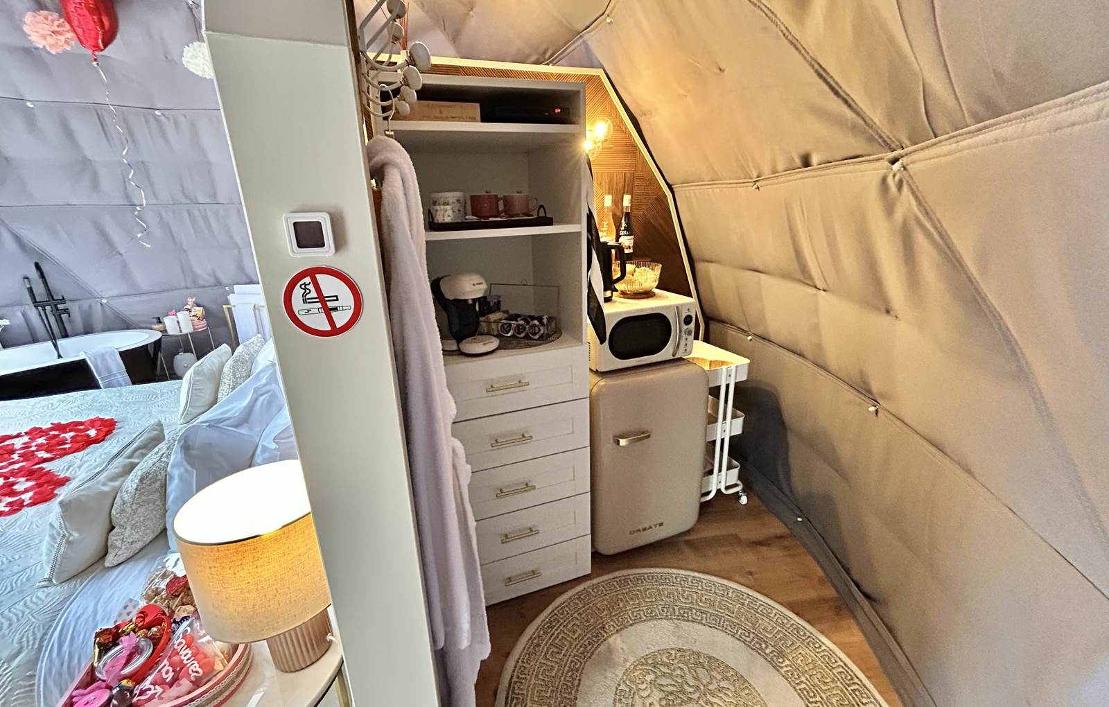 Coin cuisine avec frigidaire et micro ondes-carousel
