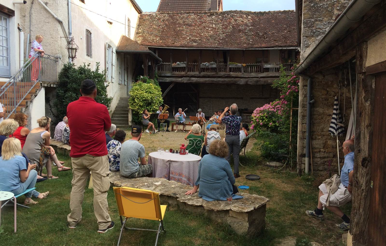 Petit concert de Jazz intimiste dans la cour-carousel