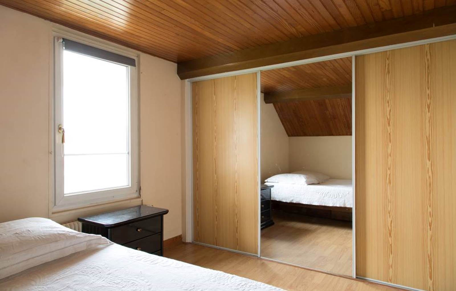 chambre combles lit double et placard-carousel