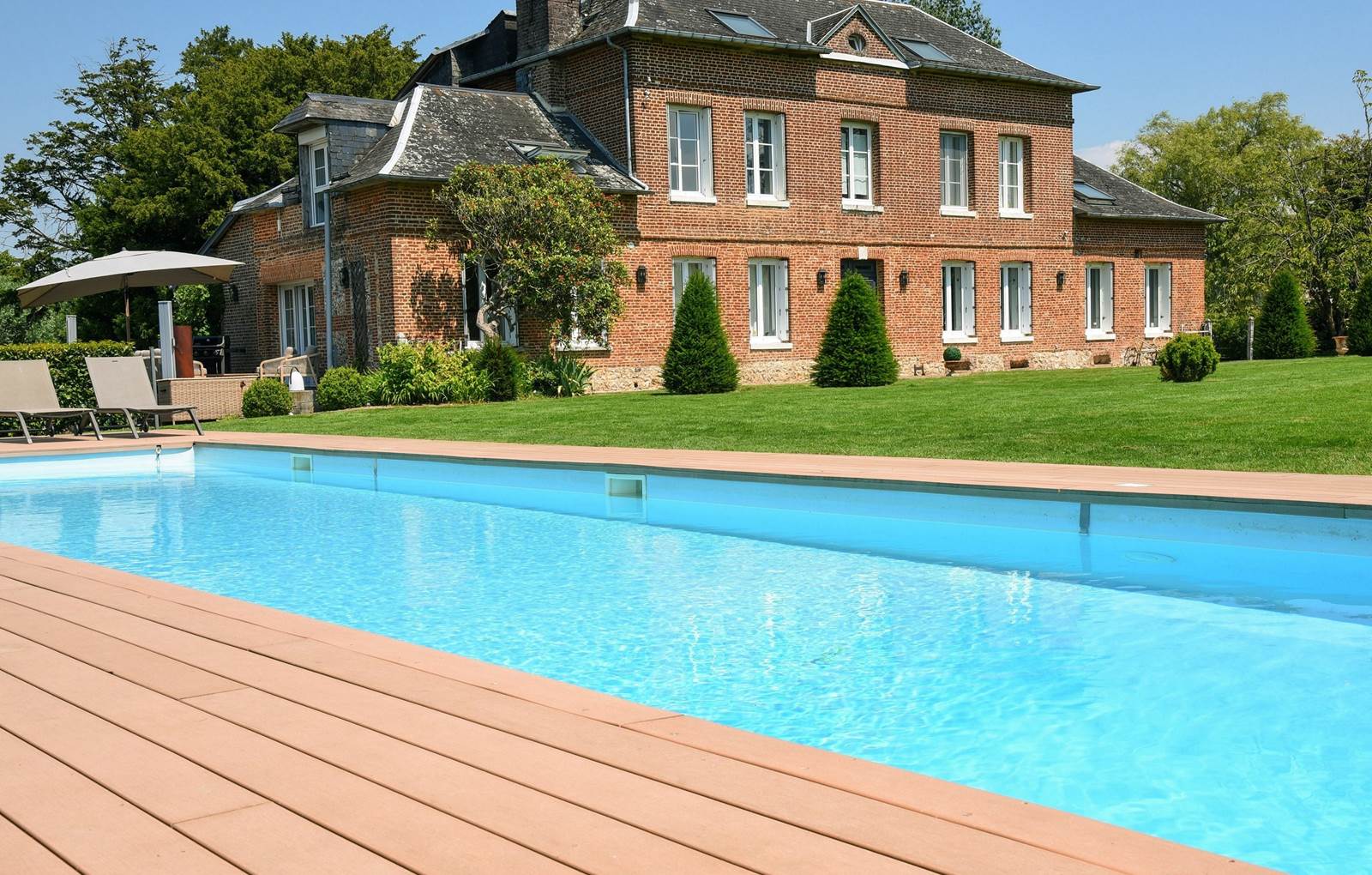 ClosSaintJoseph_maison 19eS avec vue sur piscine-carousel