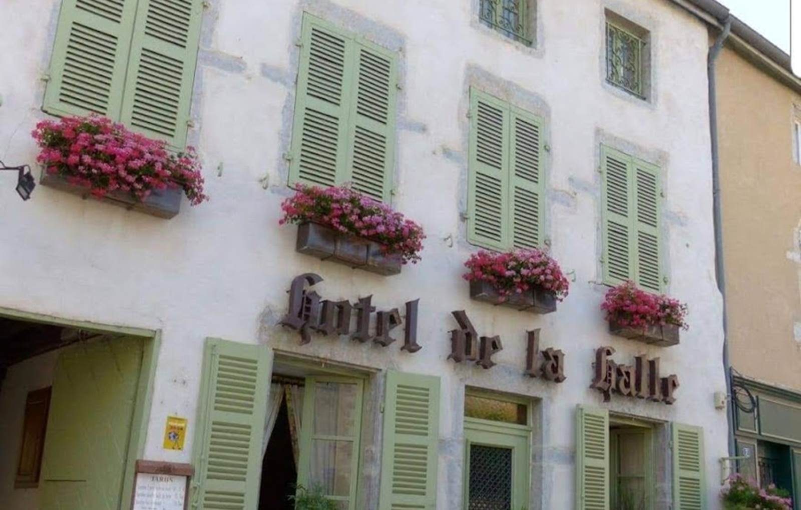 façade de l'hôtel de la halle-carousel