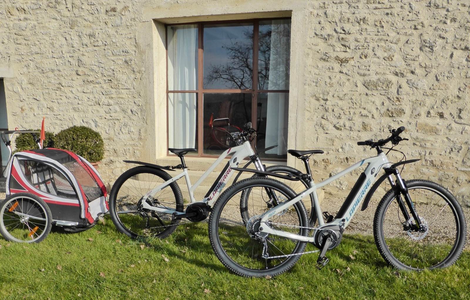 Vélos électriques les gites de fred en Dordogne à disposition des clients-carousel