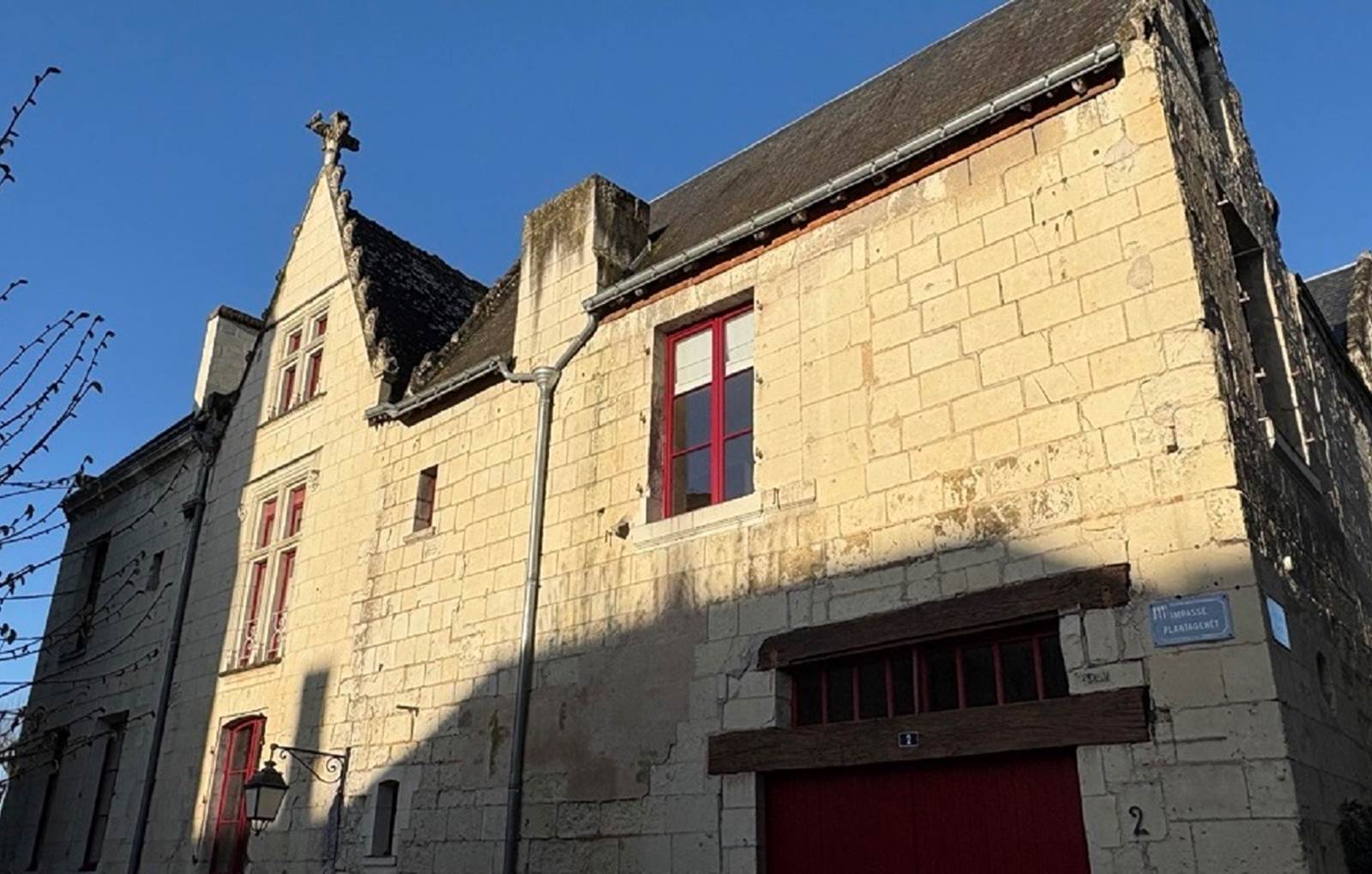 gite-deux-couronnes-chinon-façade-carousel