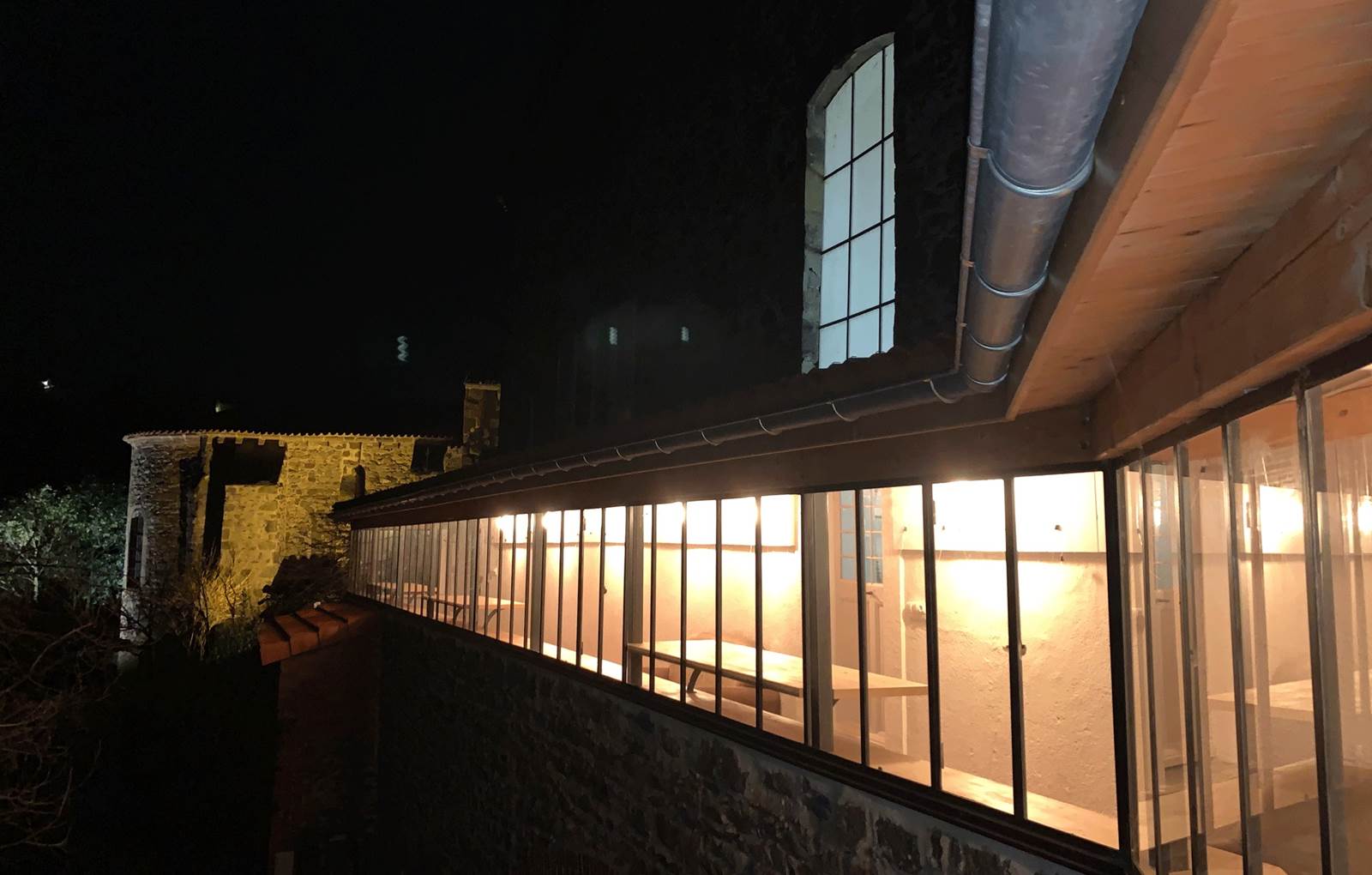 ERMITAGE SAINT-VINCENT - C'est beau une verrière la nuit ...-carousel