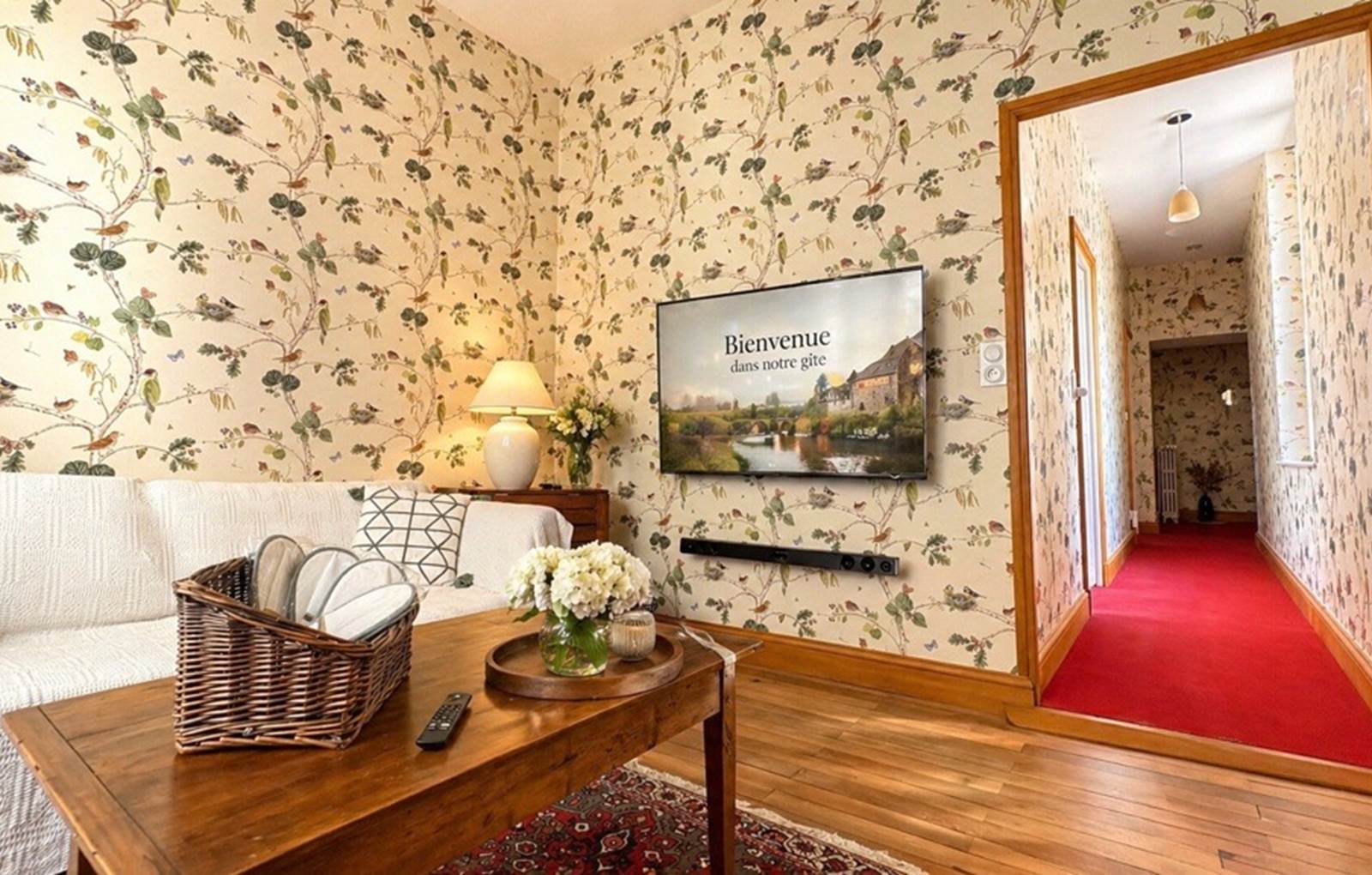 gite-deux-couronnes-chinon-salon TV HD + Netflix C+-carousel