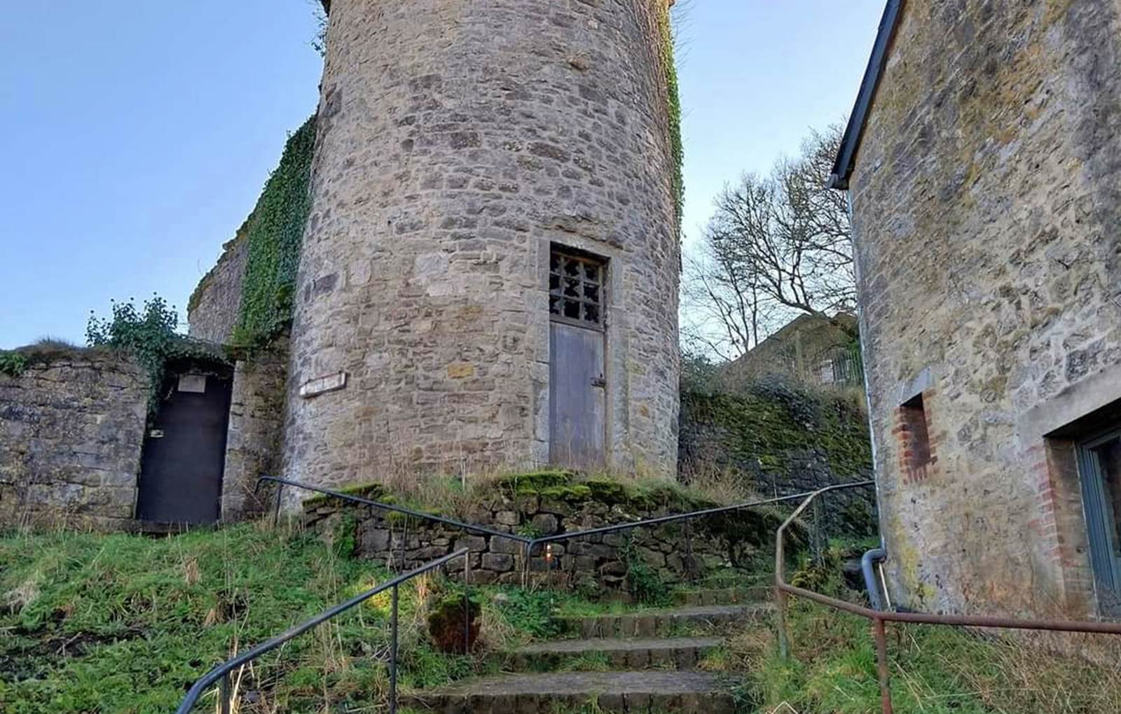 Tour Nismes-carousel