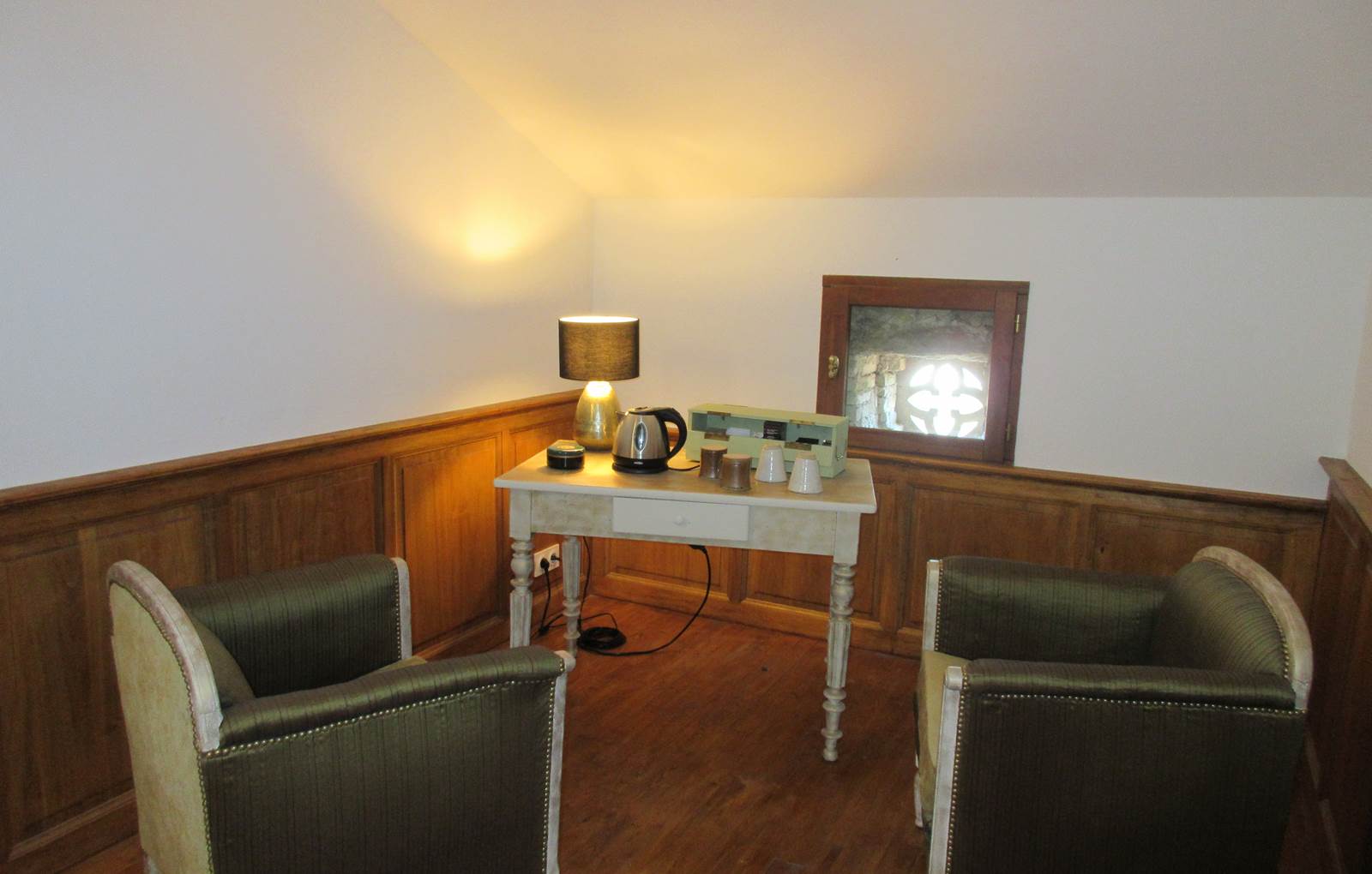 Domaine les Garrigues Coin détente avec plateau de courtoisies-carousel