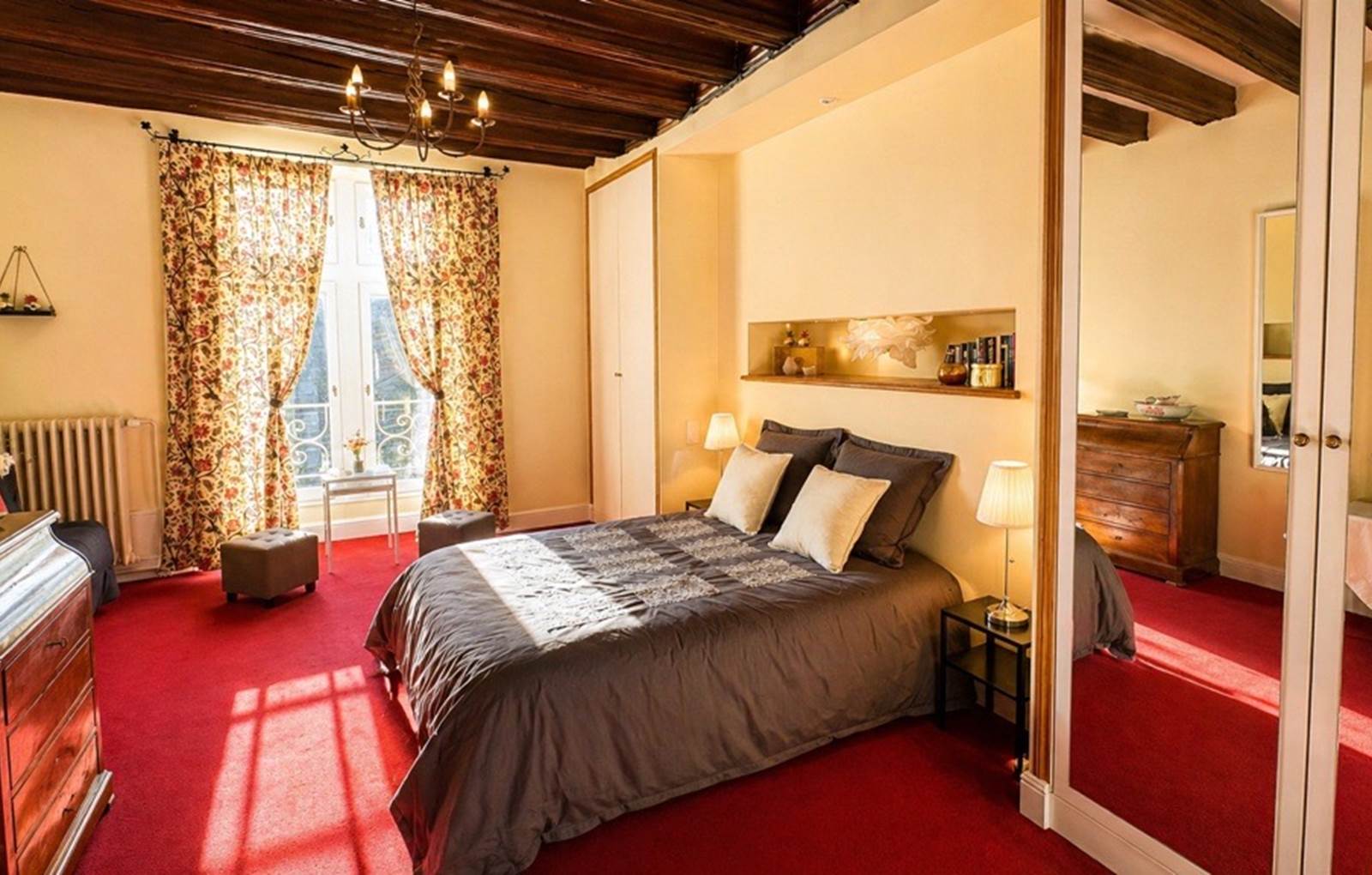 gite-deux-couronnes-chinon-chambre lit double-carousel