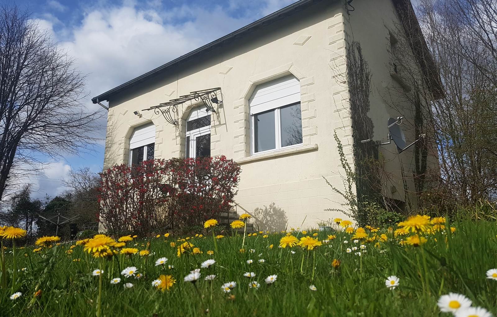 facade au printemps La Maison du Masjoubert chambre d'hote référence-carousel