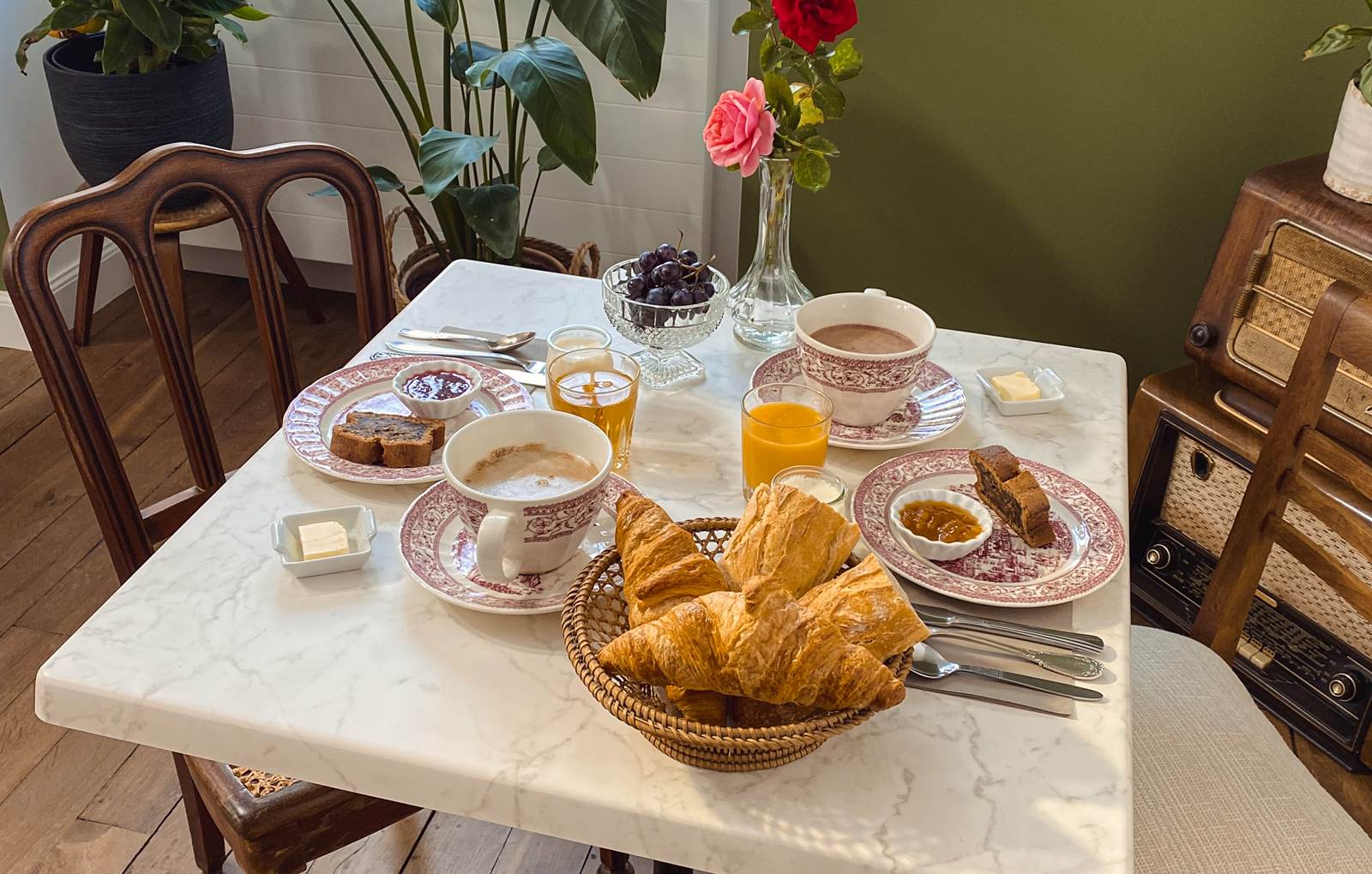 Petit déjeuner installé avec soin, prêt à être partagé dans une ambiance conviviale.-carousel