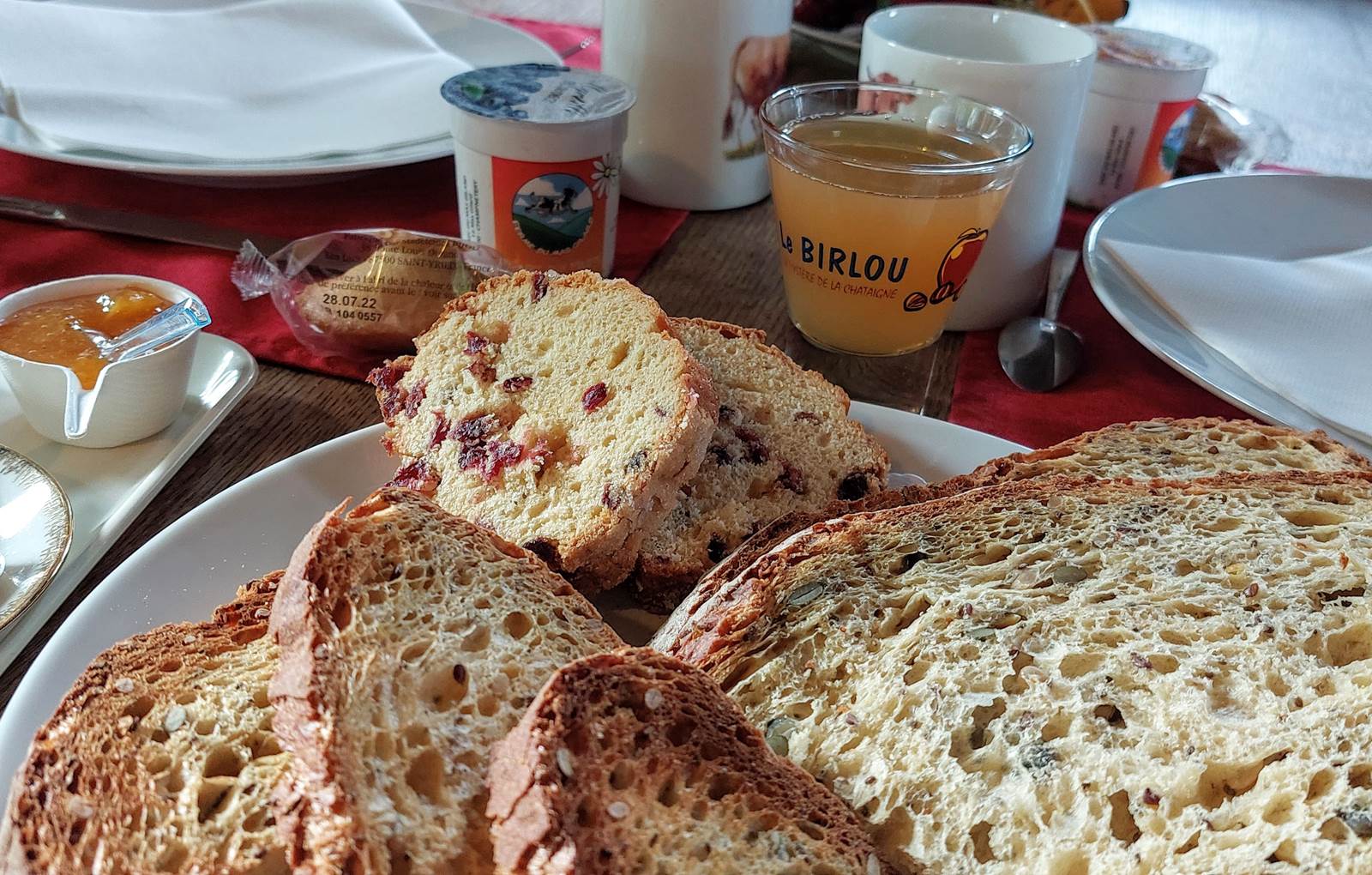 Petit Déjeuner Chambre d'hôtes du Masjoubert 87120-carousel