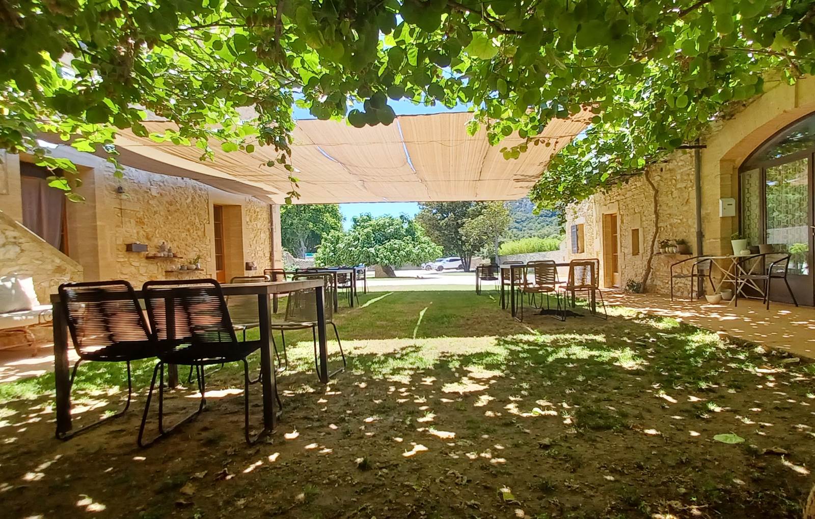 Cour interieure Domaine Saint Martin Côté Garrigue-carousel