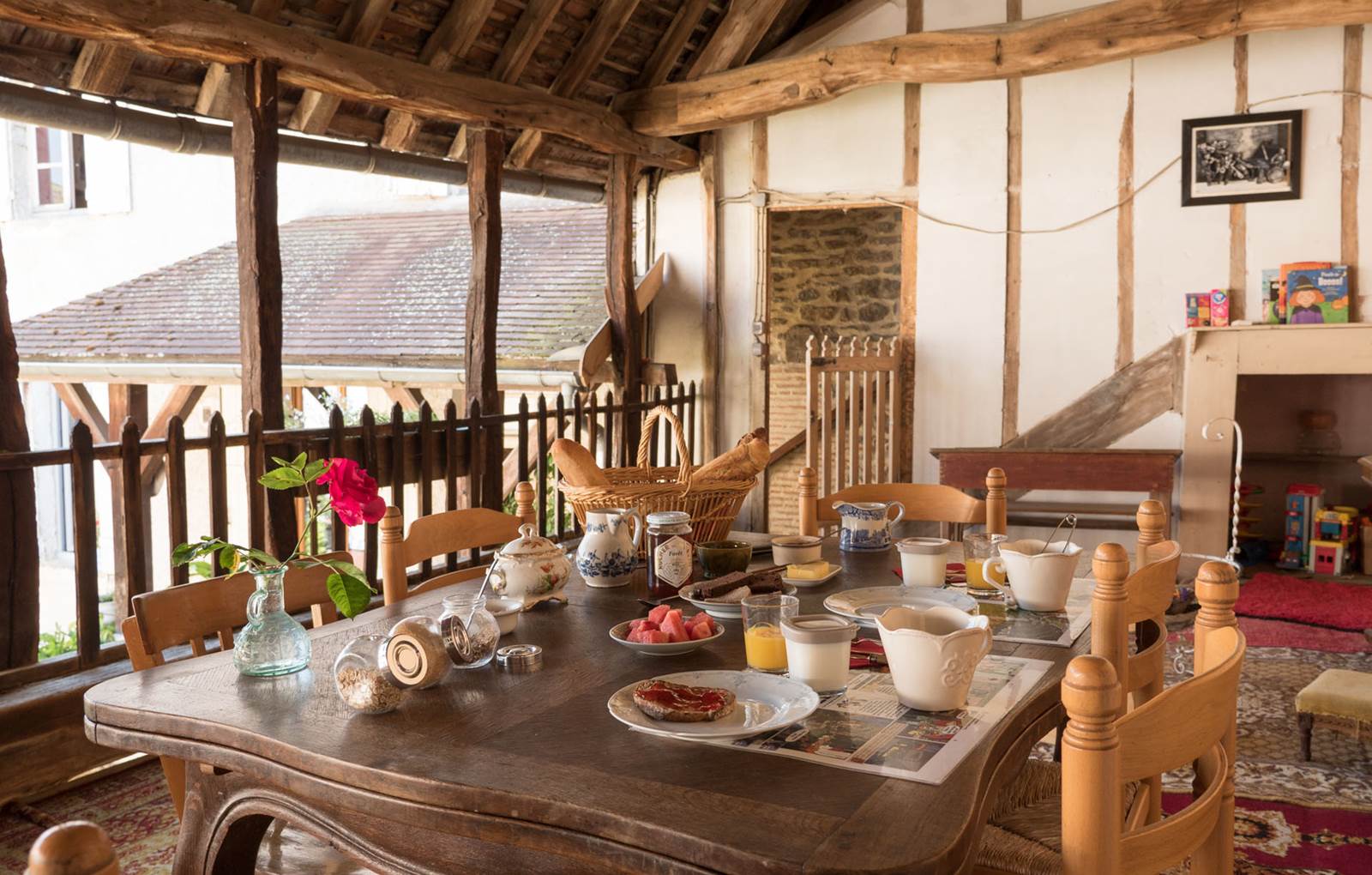 petit-dejeuner sur la terrasse en été-carousel