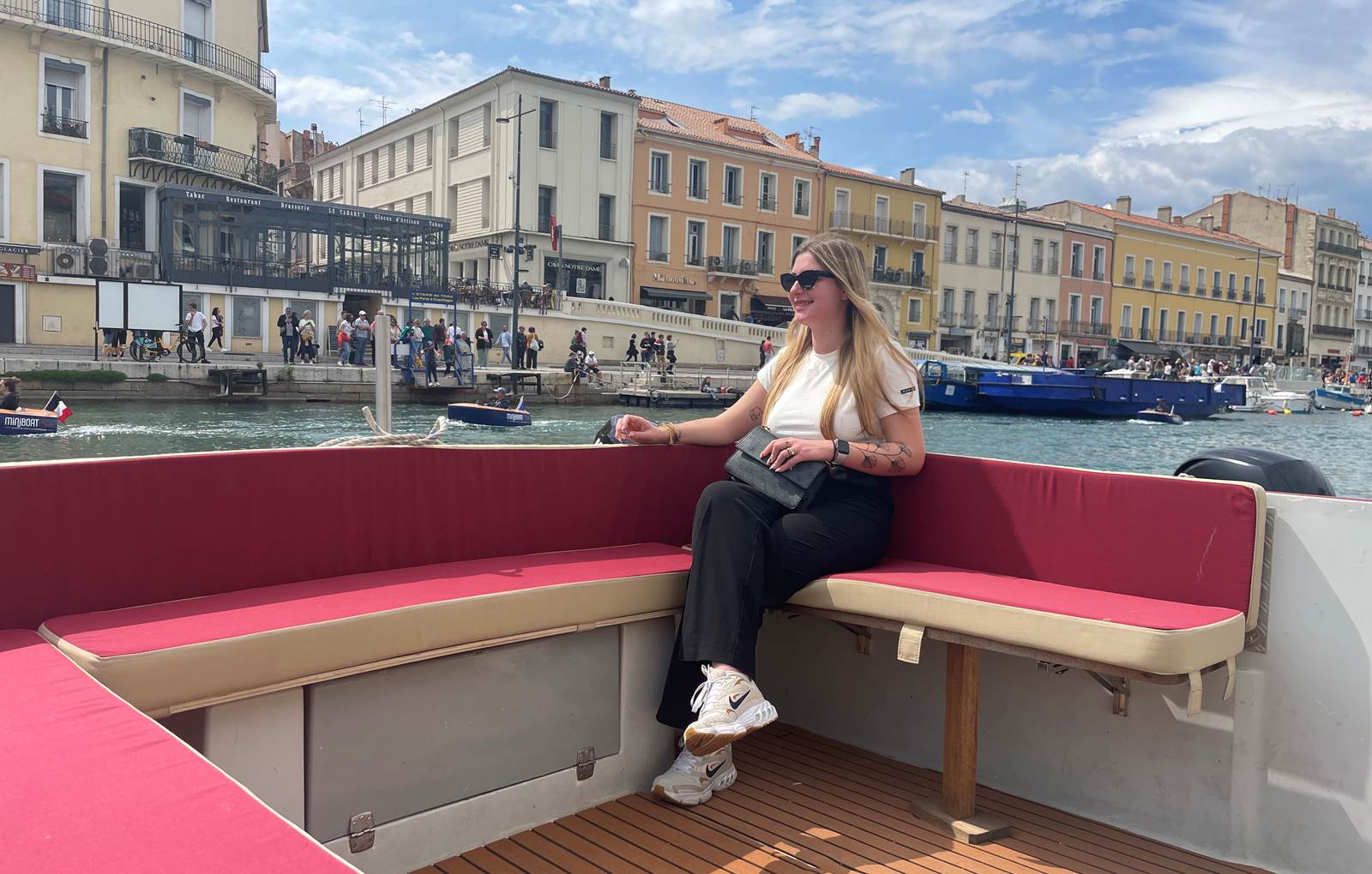 Le confort d'un des bateau et son équipière dans les canaux à Sète-carousel