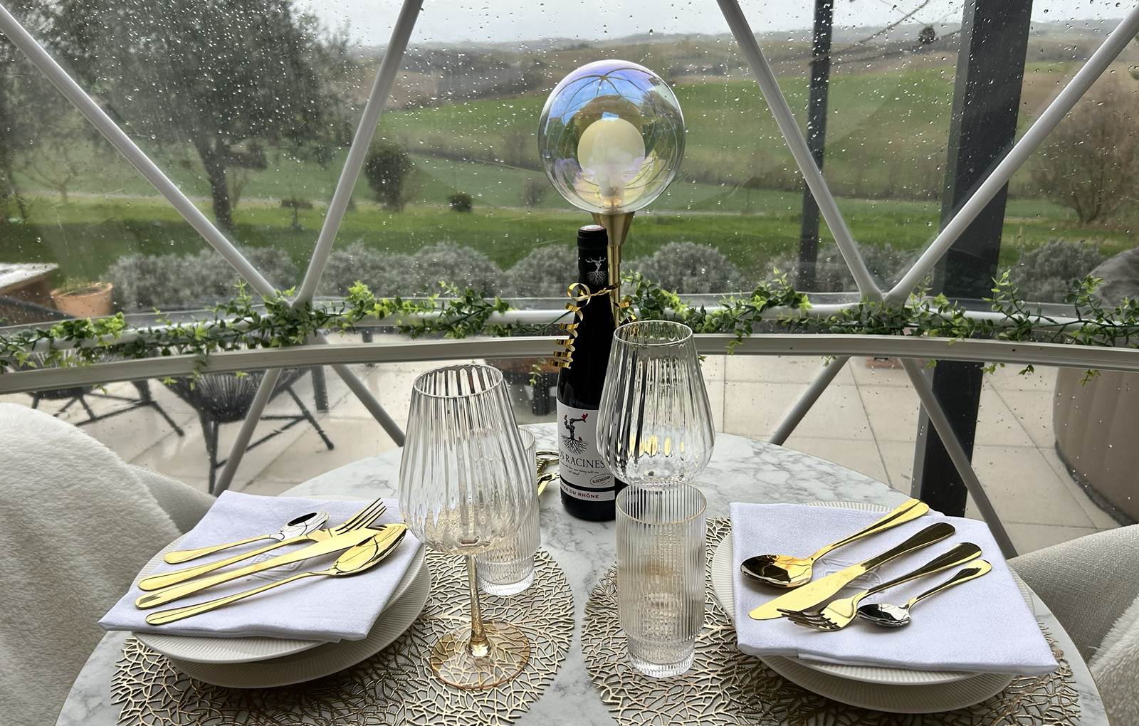 Table luxueuse en pleine campagne-carousel