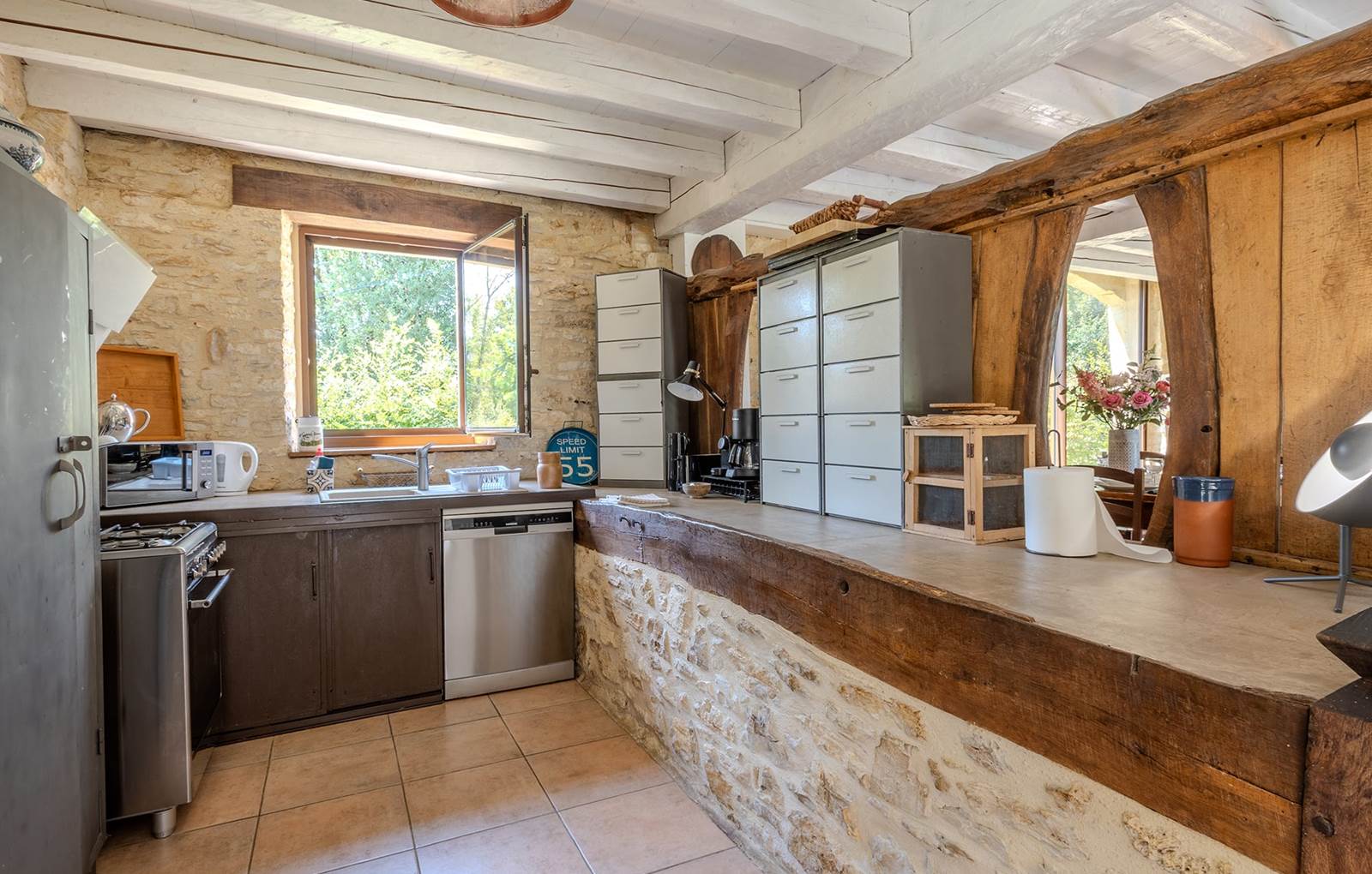 L'ancienne mangeoire des animaux transformée en plan de travail de cuisine-carousel