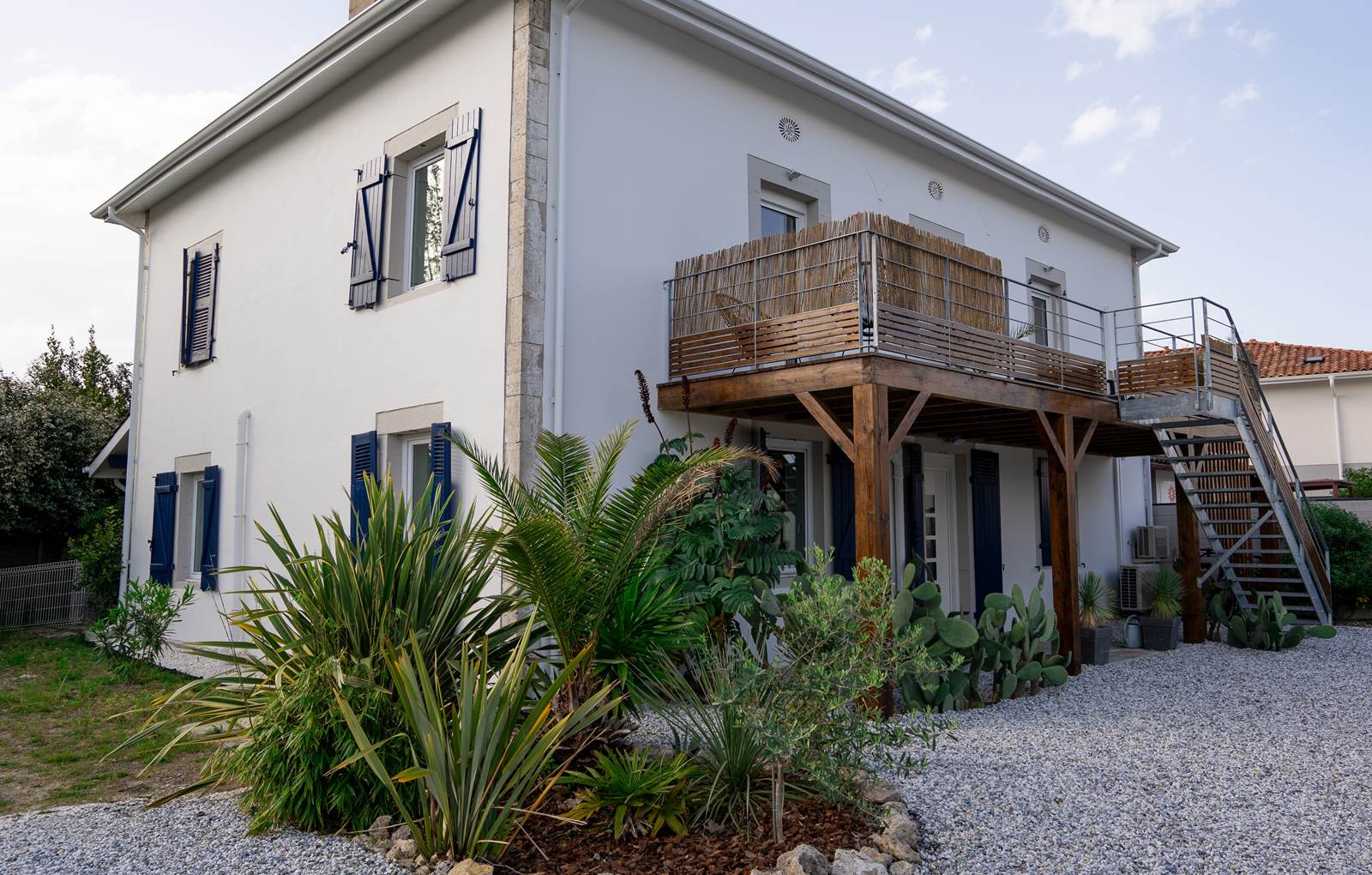 Vue de la propriété et son parking fermé-carousel