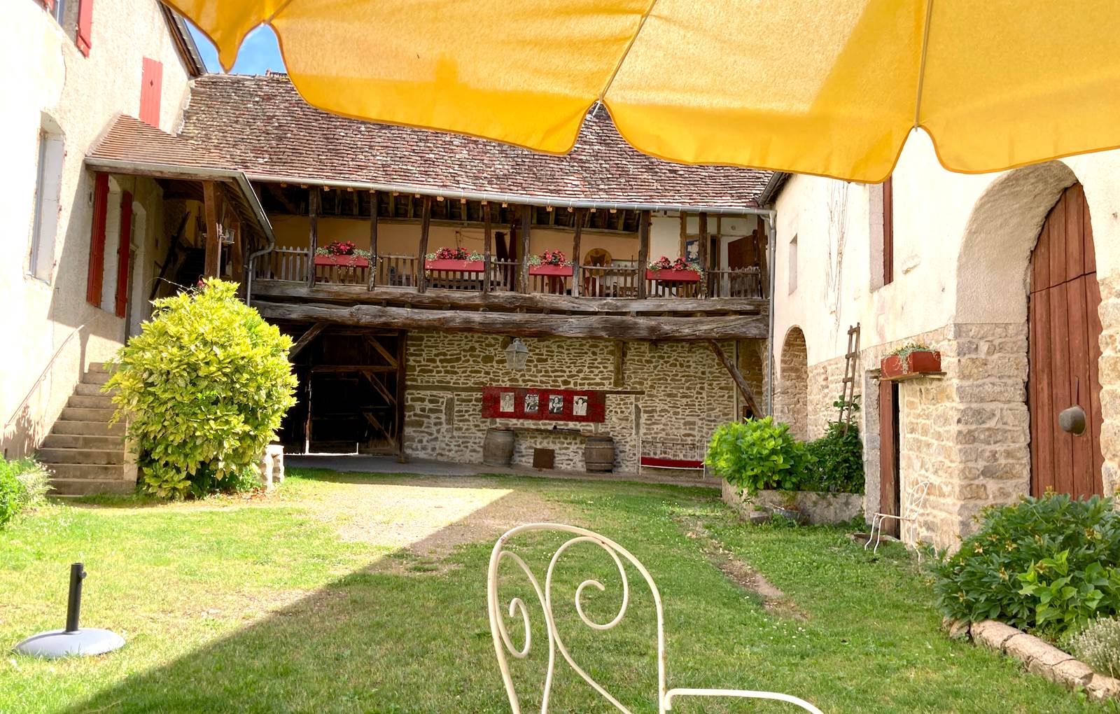 Vue de la cour close et sécurisée-carousel