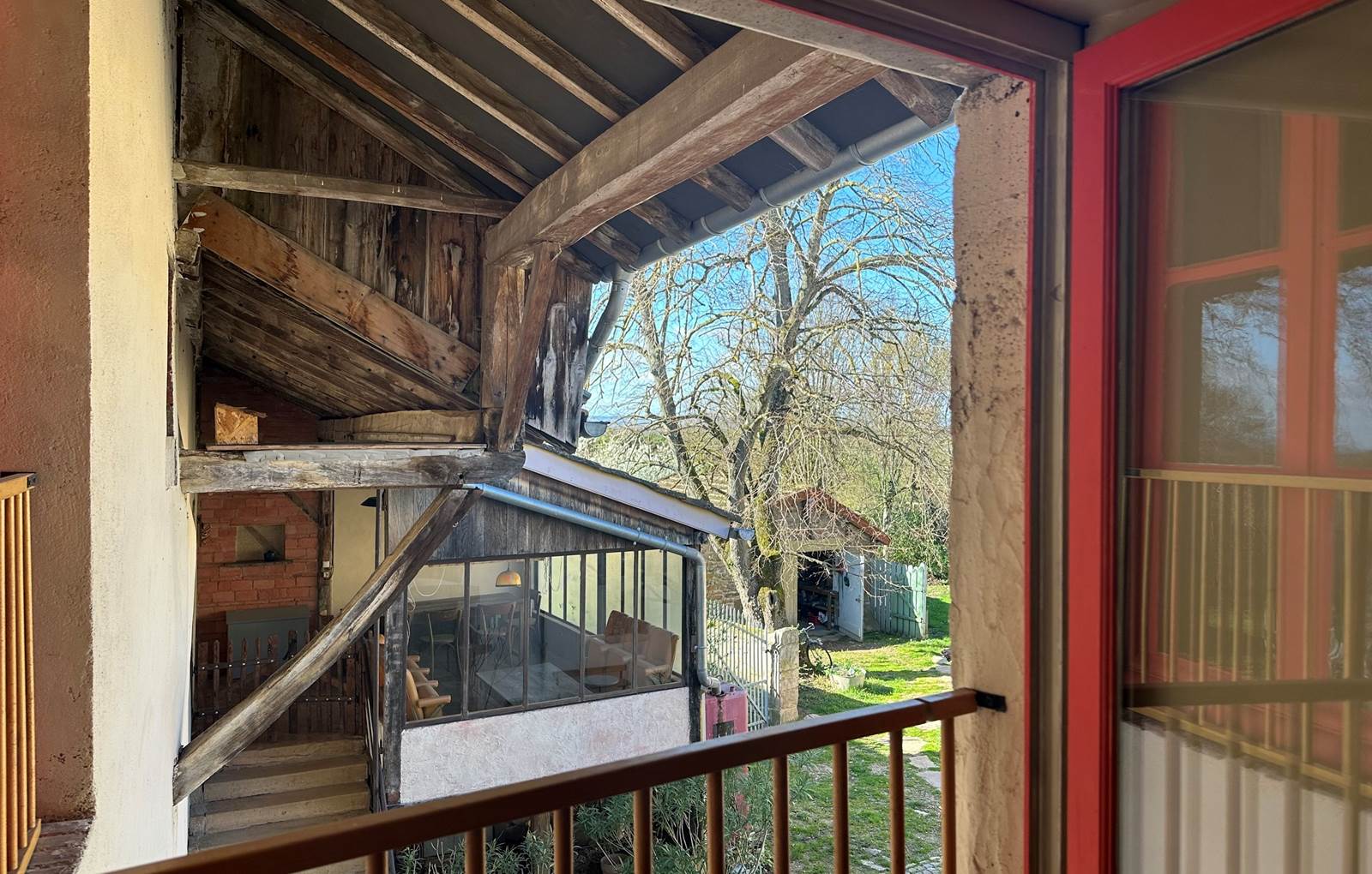 Gite-Etrigny-lacourquinousrelie-vue-cour_courtyard view-carousel