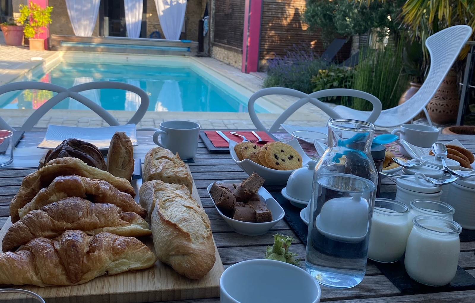 Petit déjeuner dans la pergola-carousel