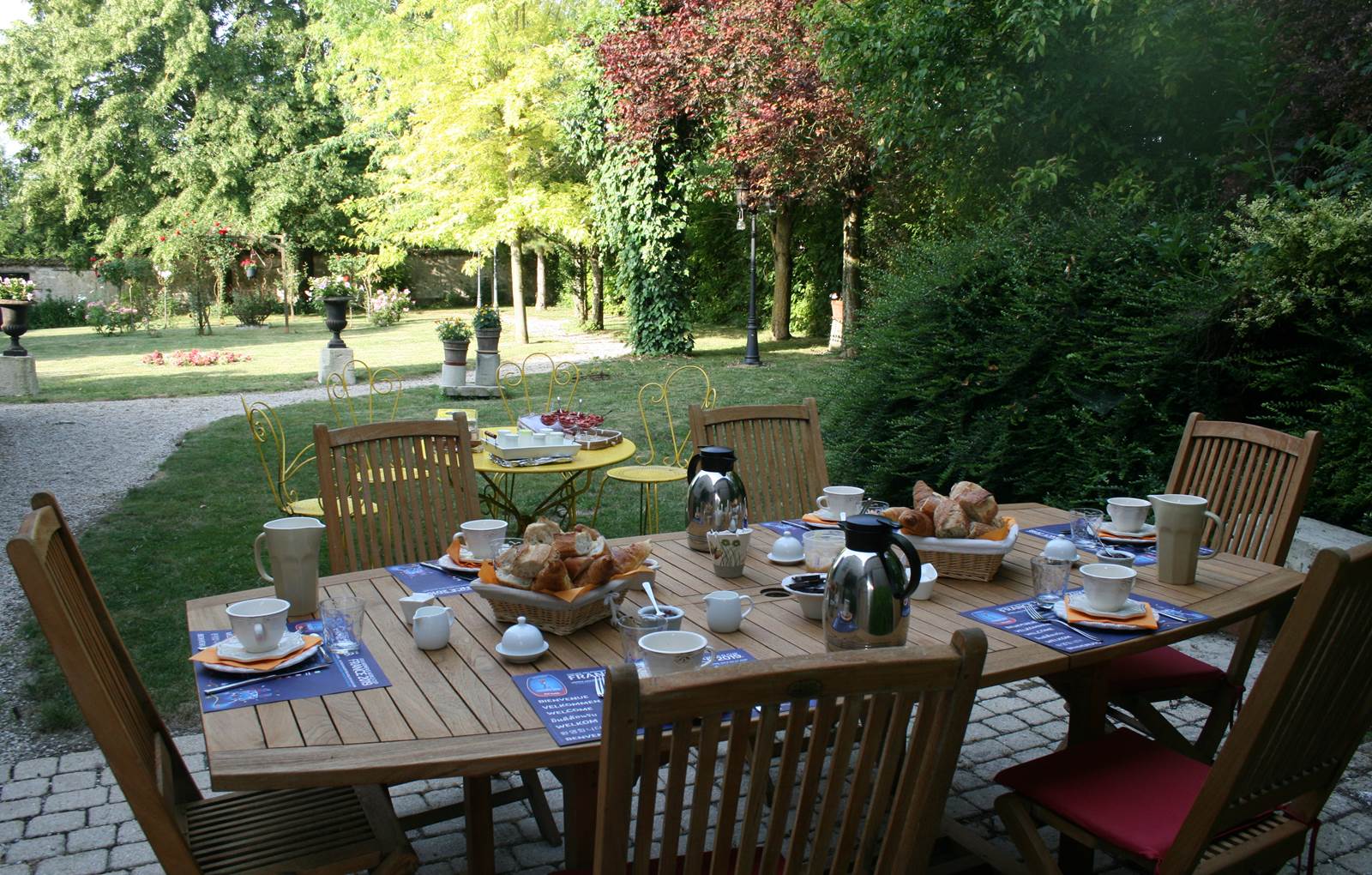 Petit-déjeuner au jardin-carousel