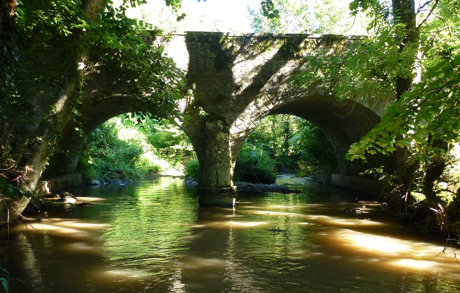 La Cozanne, rivière à Nolay, proche Beaune-carousel