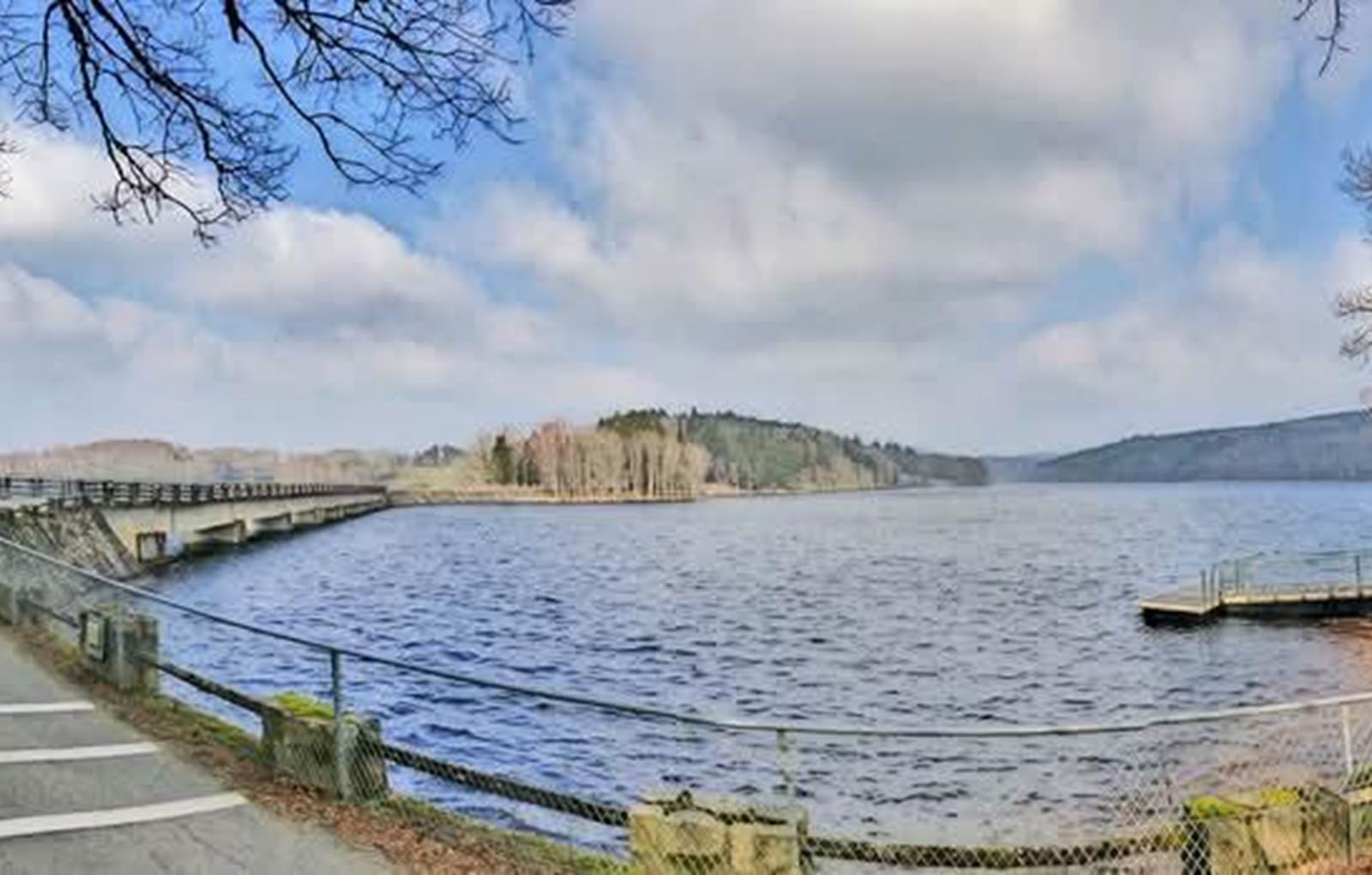 Lac de vassiviere creuse 23340 vacances en famille-carousel